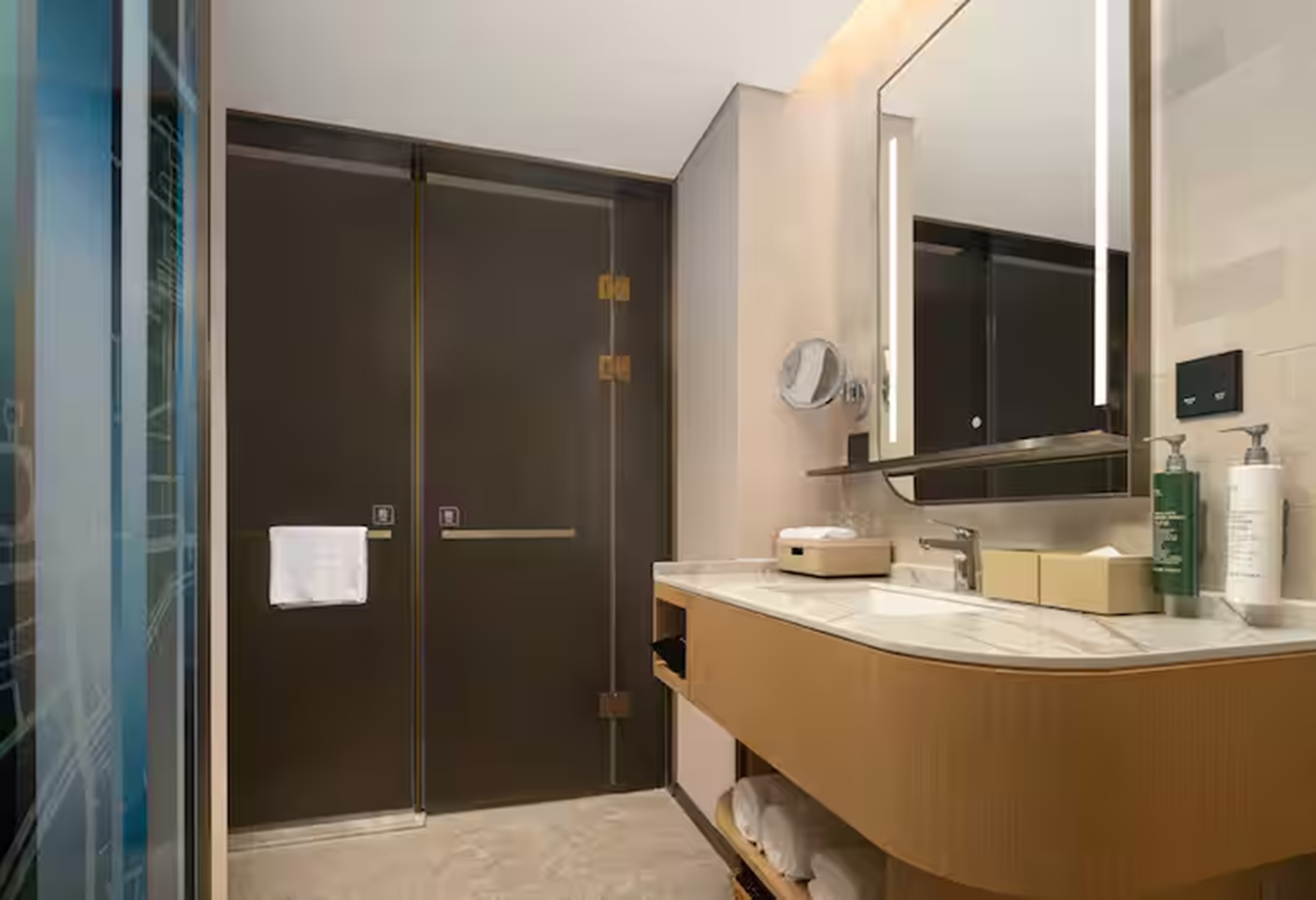 Double Deluxe King Bed