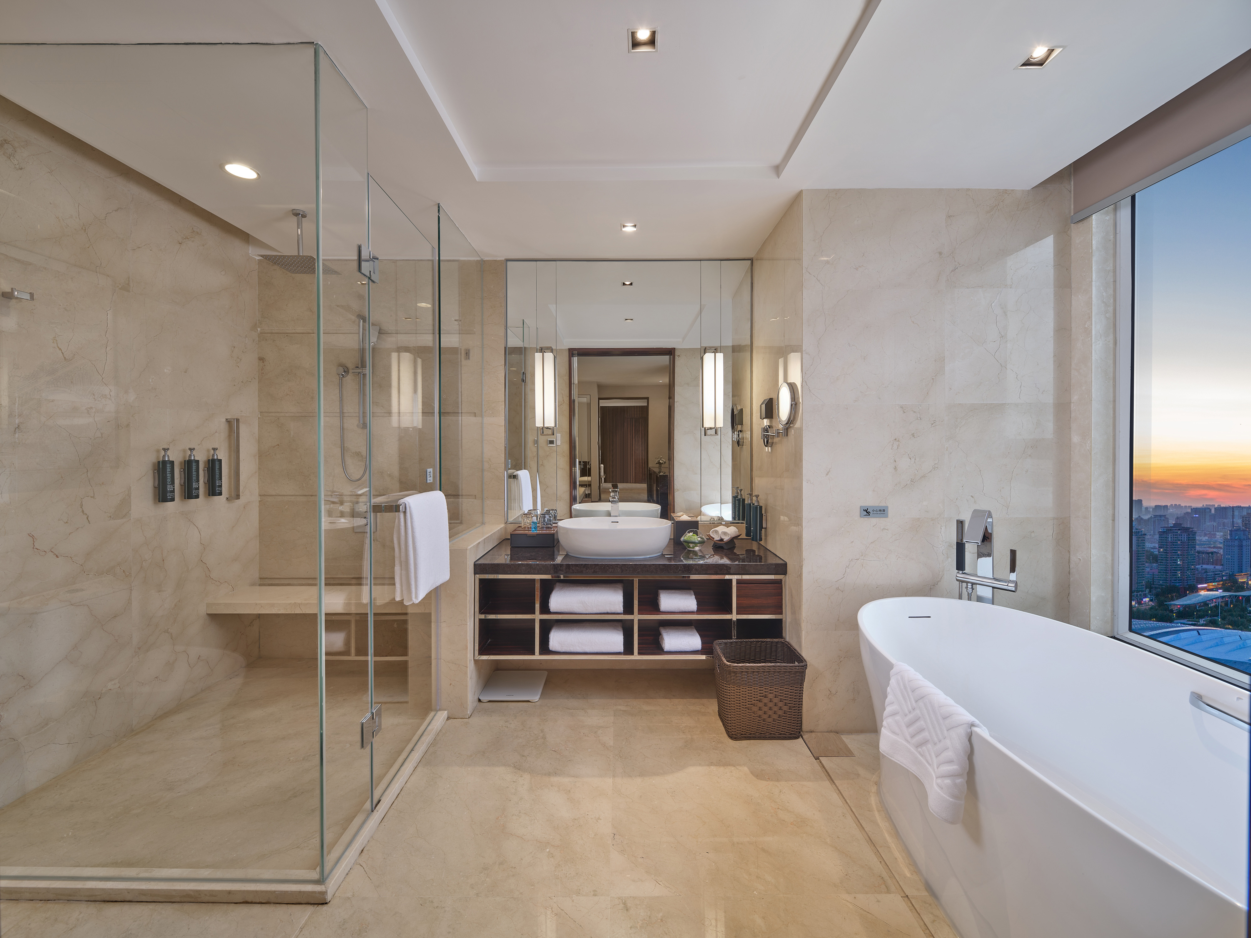 Suite Deluxe King Bed