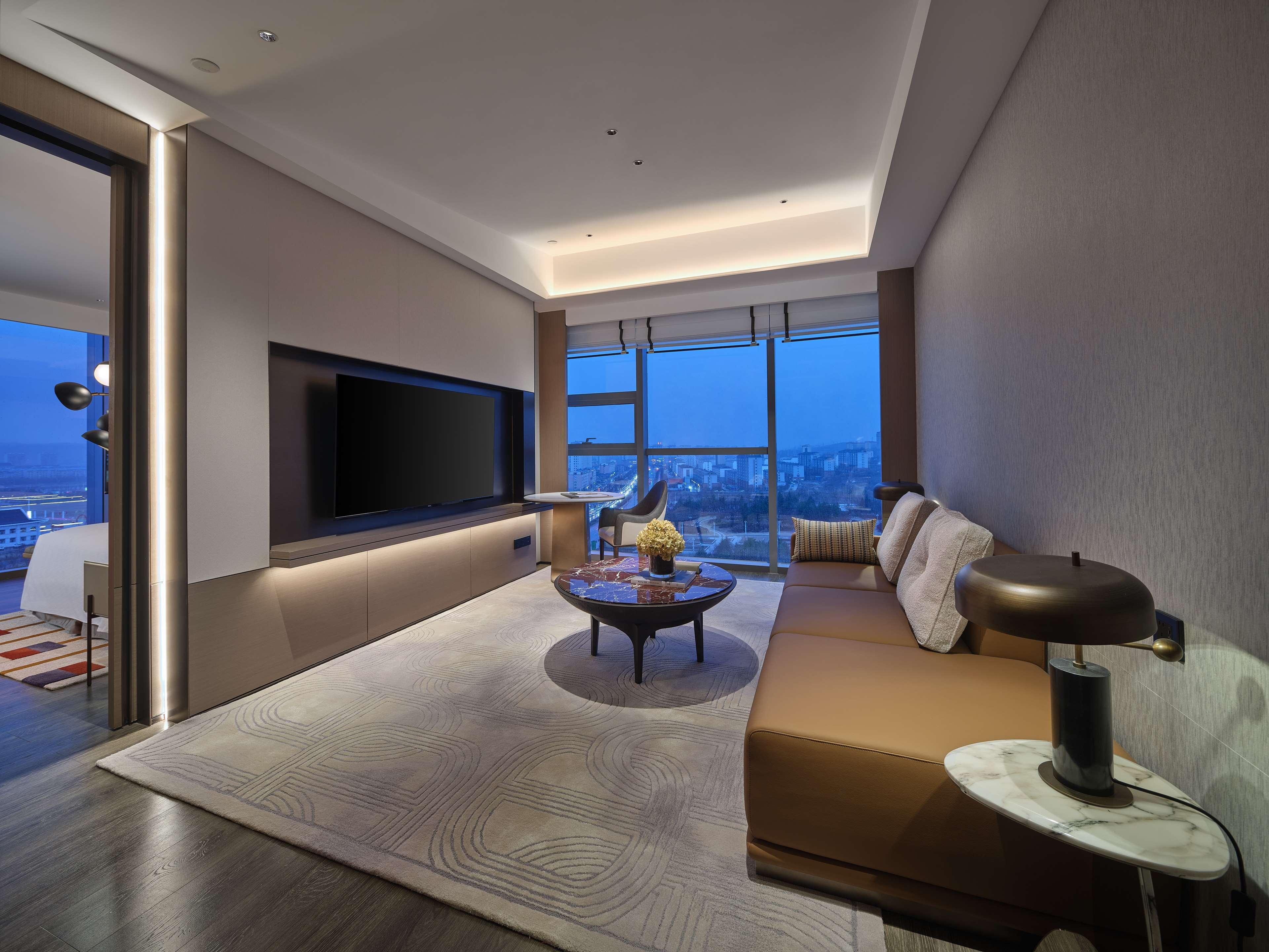 Suite Deluxe King Bed