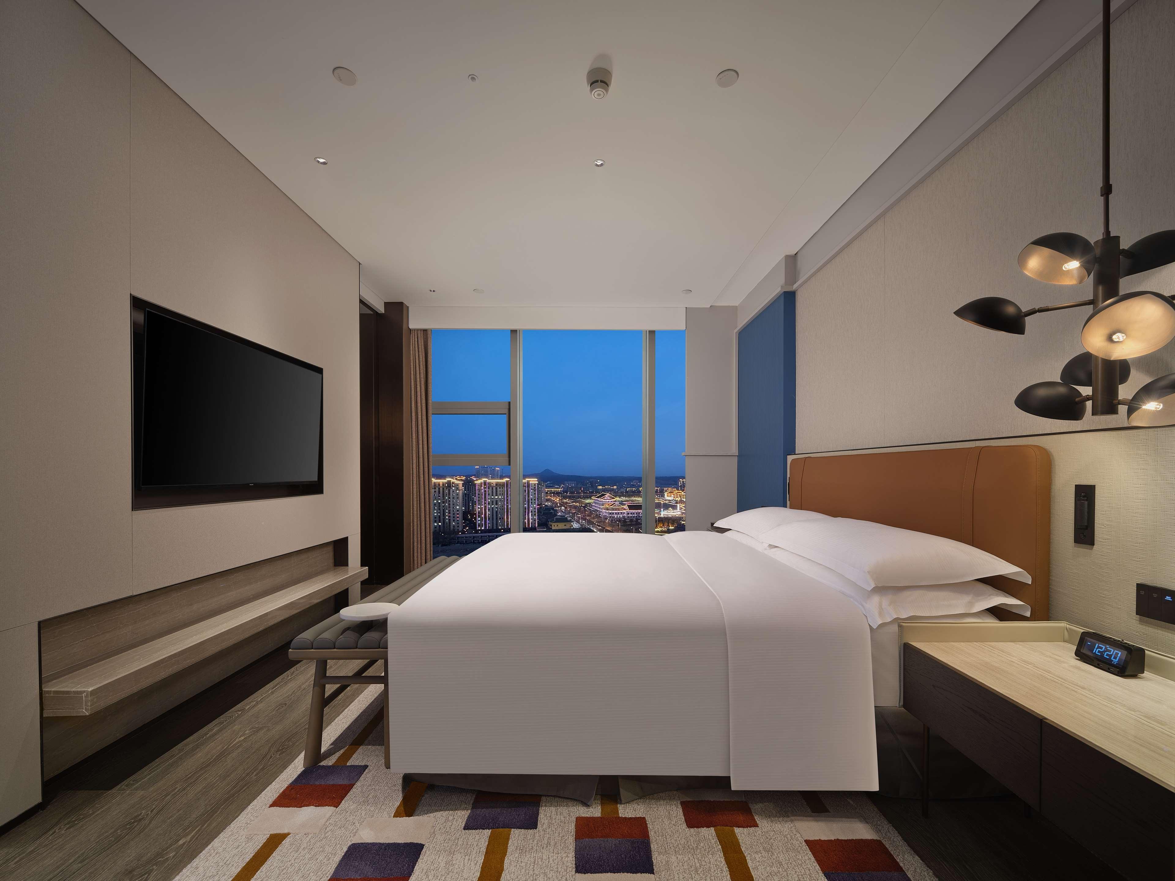 Suite Deluxe King Bed