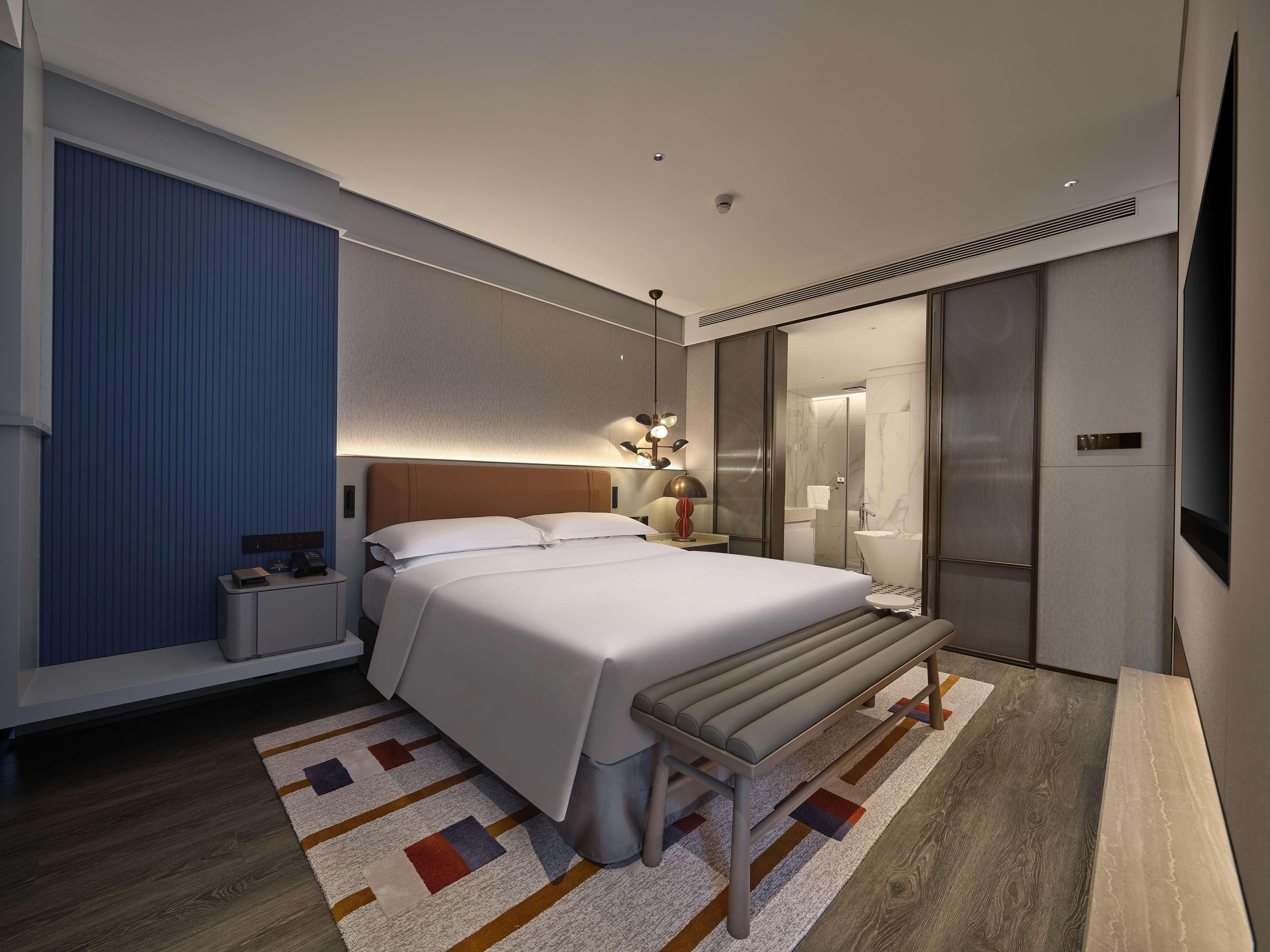 Suite Deluxe King Bed