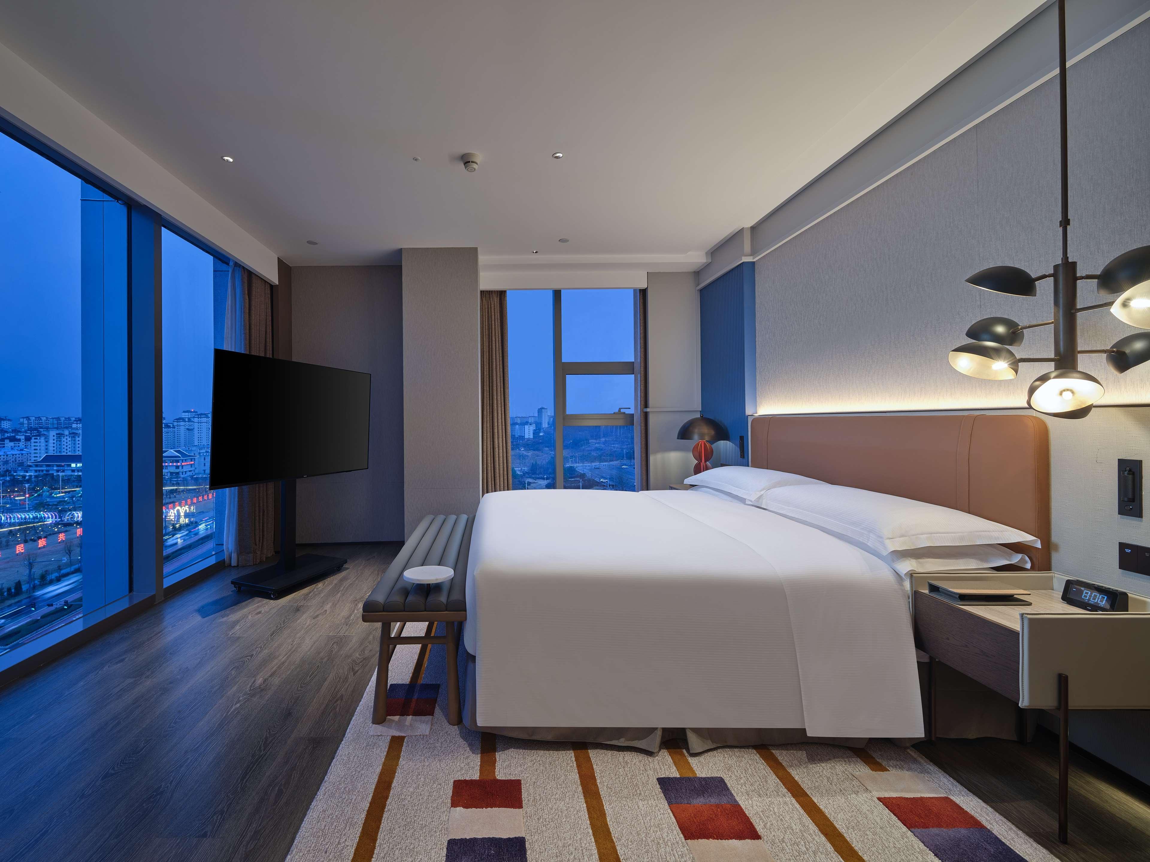 Suite Deluxe King Bed