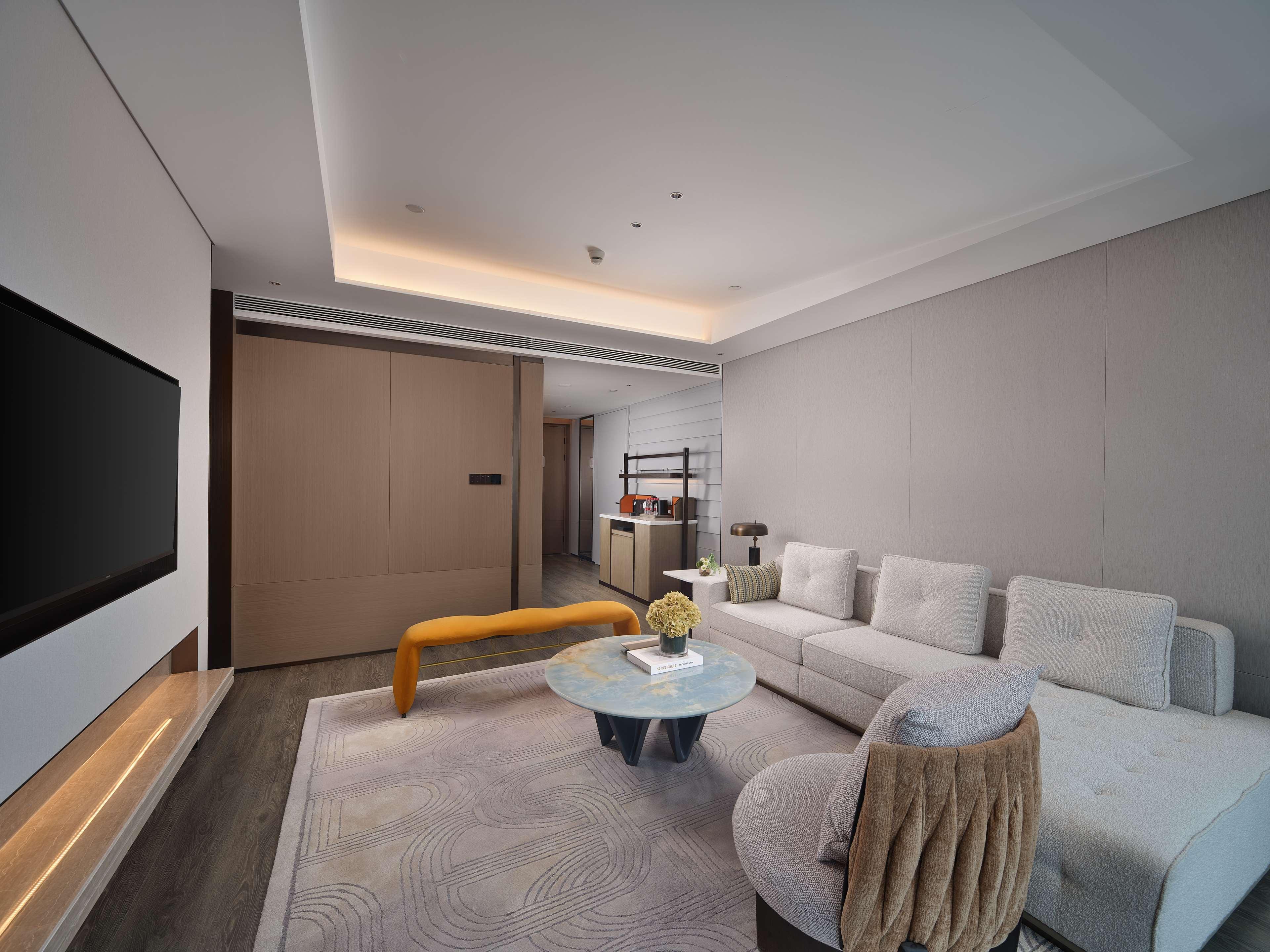 Suite Deluxe King Bed