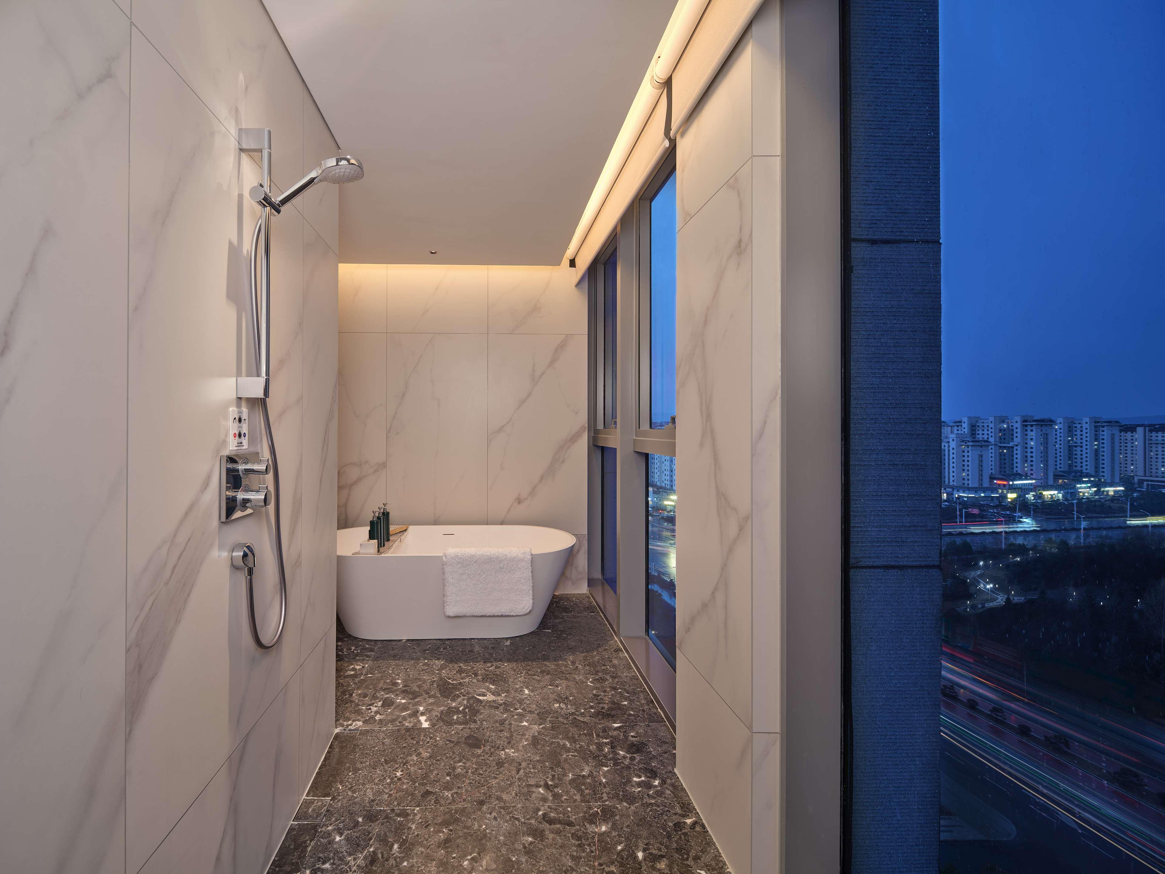 Suite Deluxe King Bed