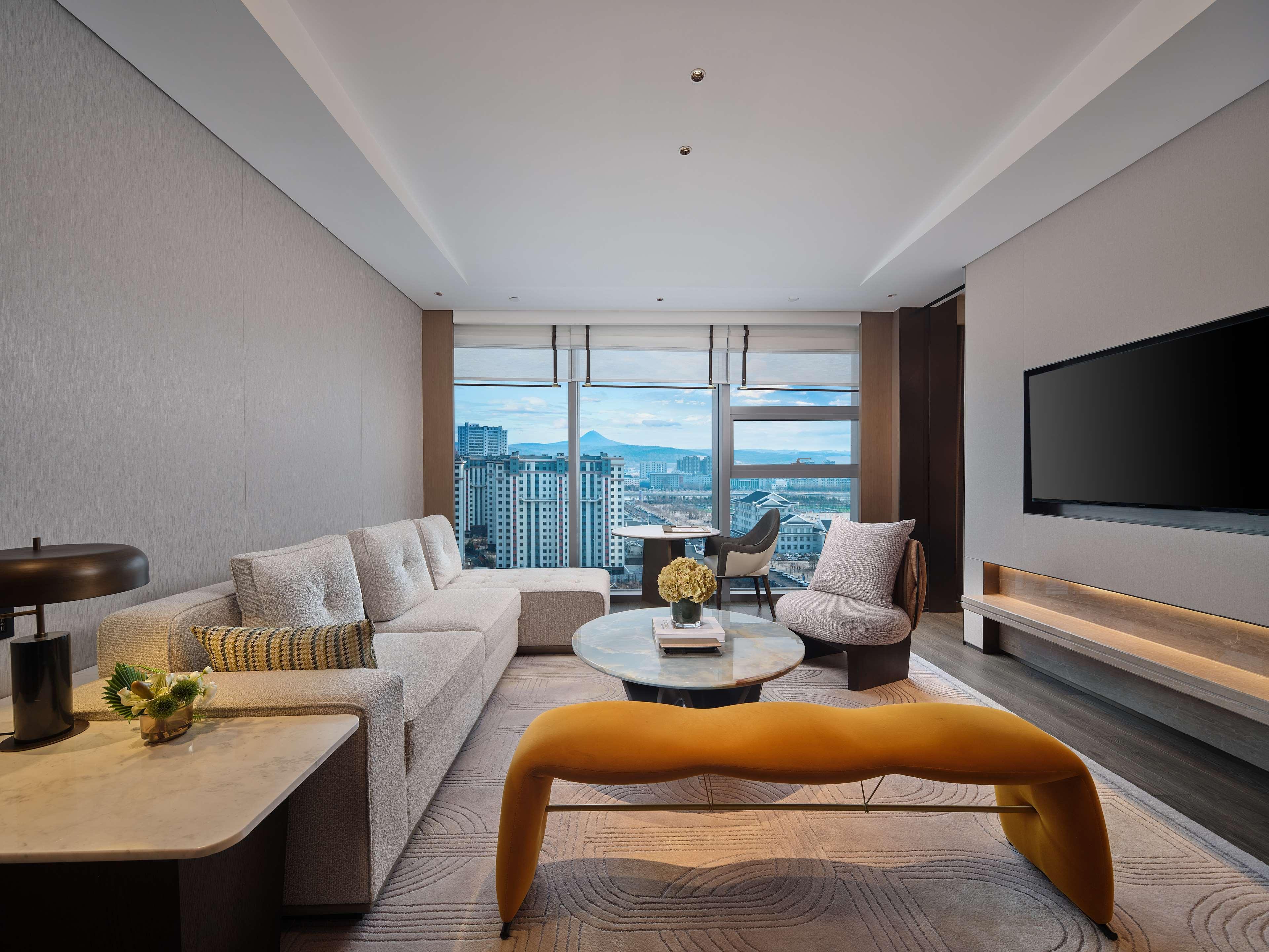 Suite Deluxe King Bed