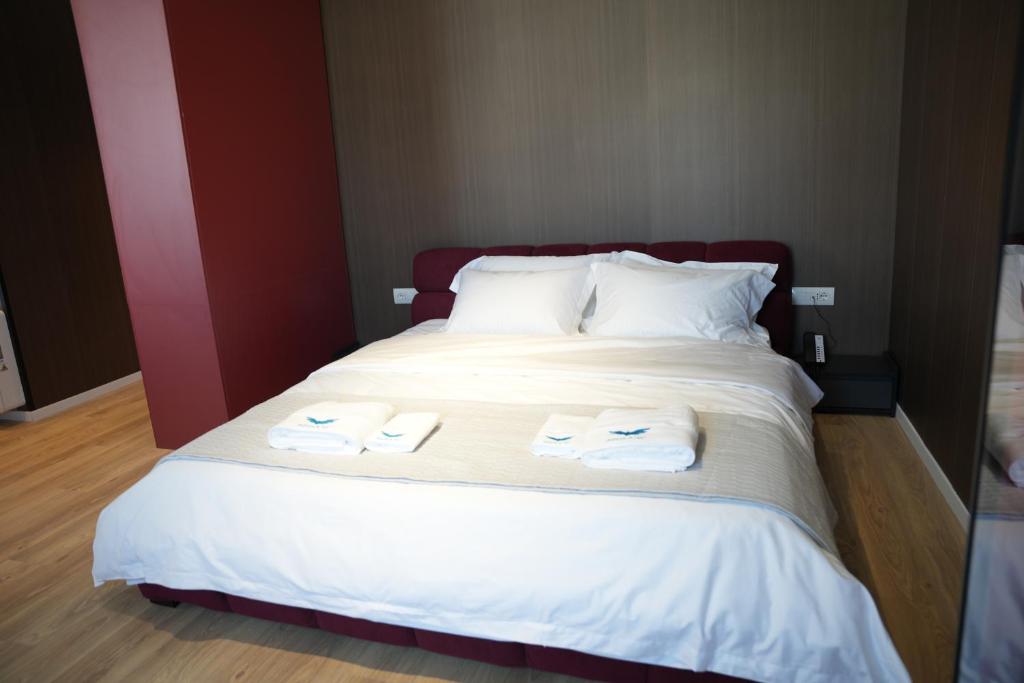 Junior Suite Deluxe Queen Bed