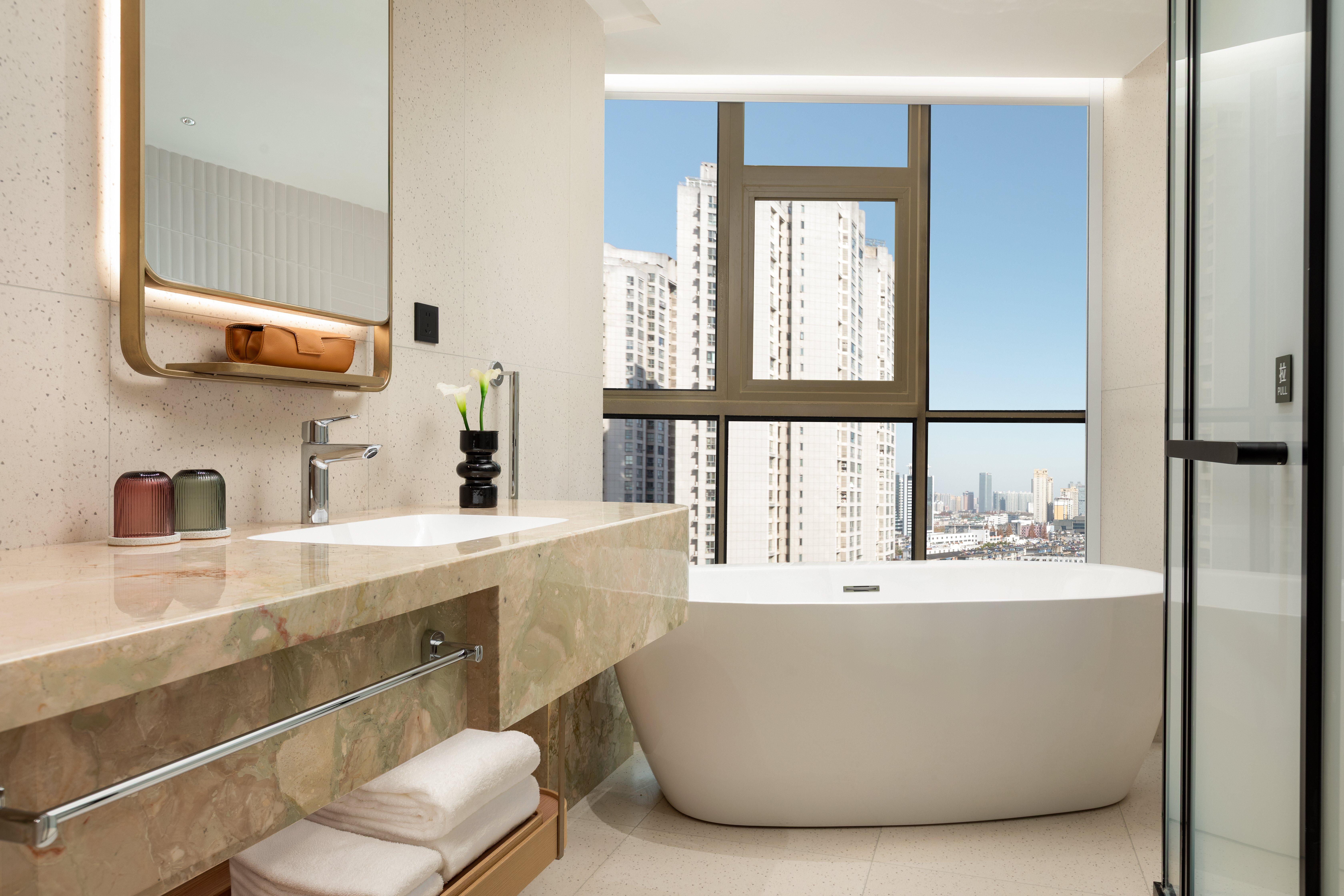 Suite City View King Bed