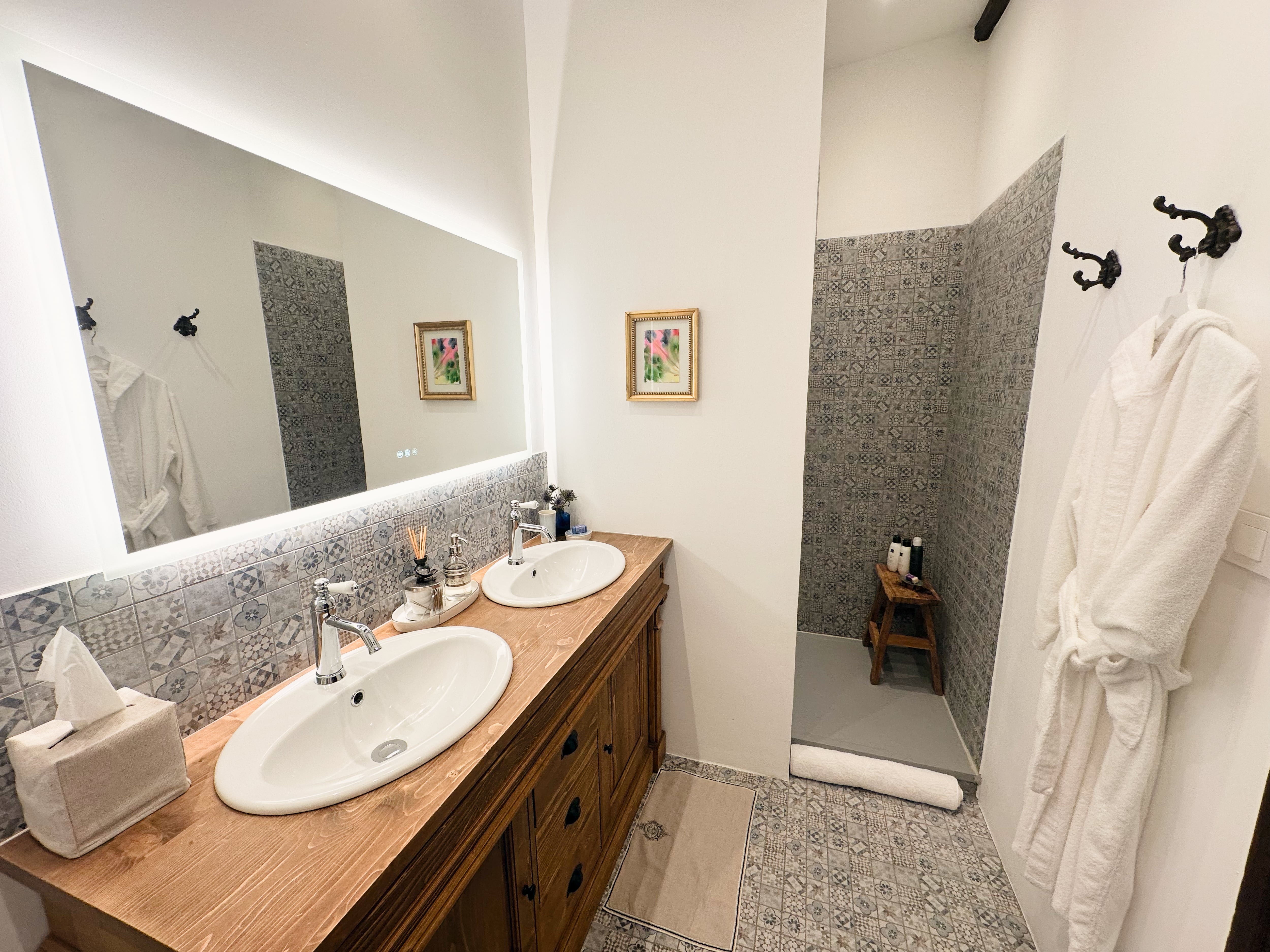 Double King Bed One Bedroom 