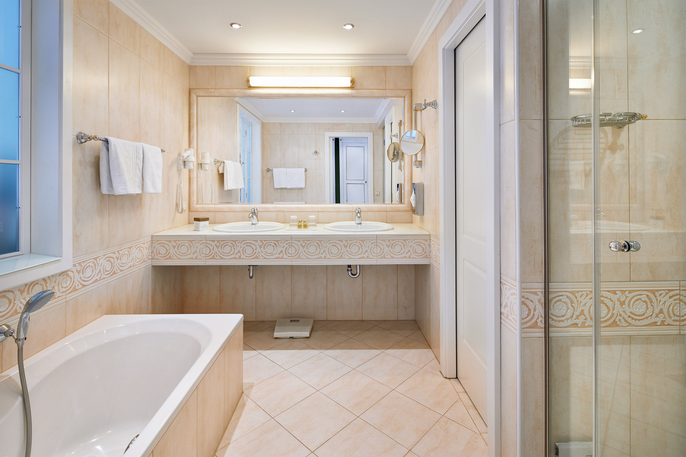 Single Deluxe Lake View