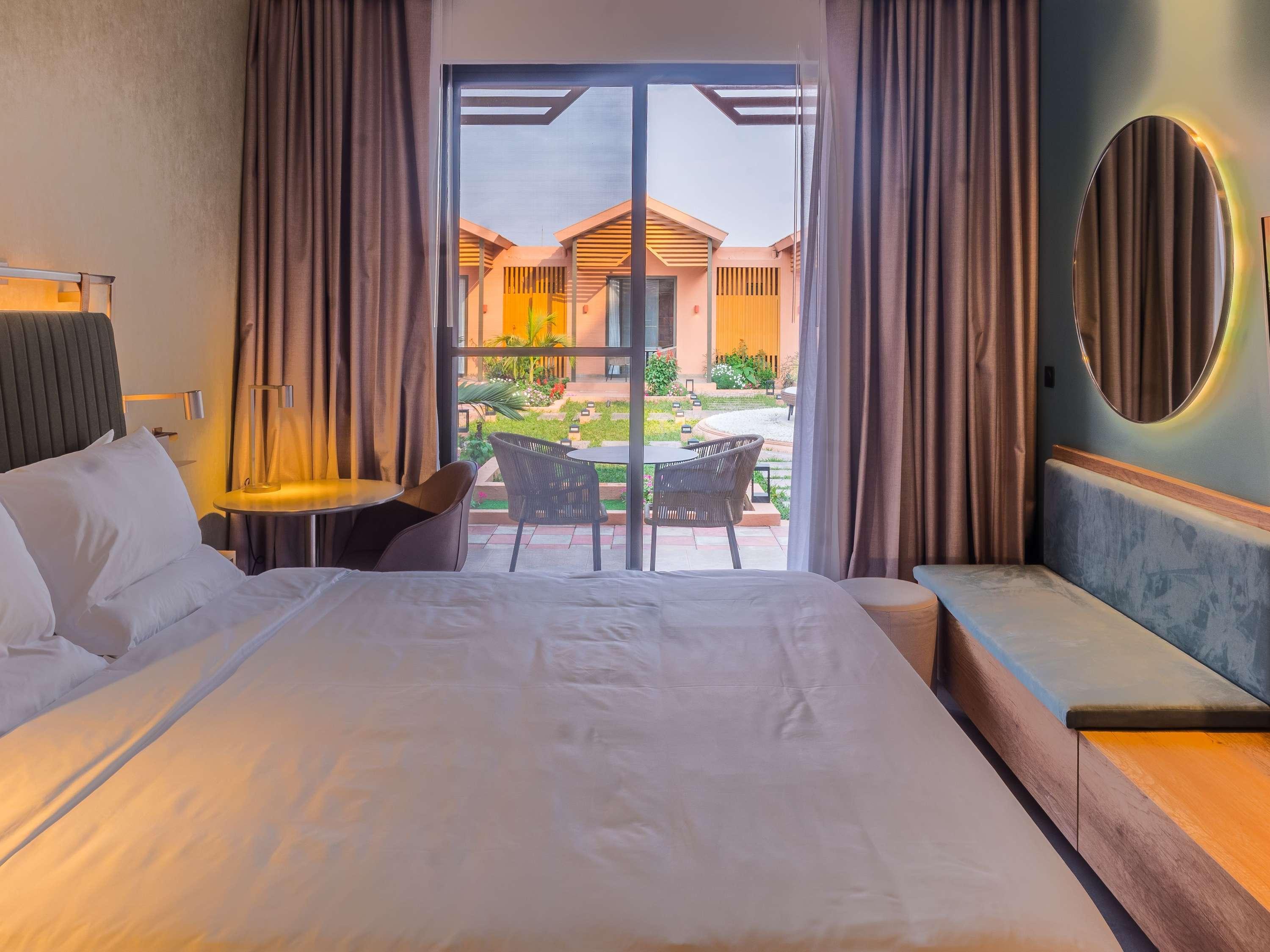 Bungalow Queen Size Bed