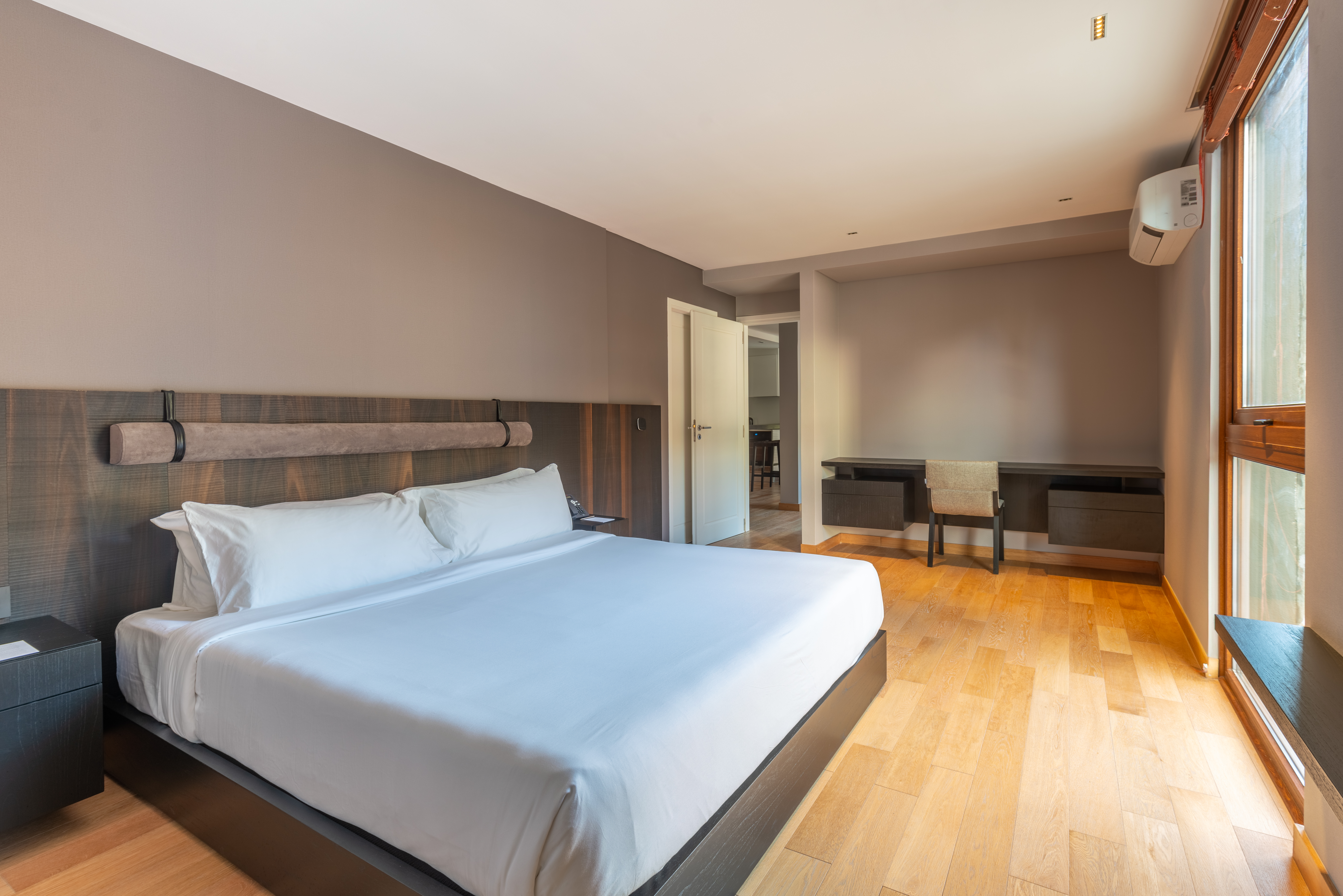 Suite King Size Bed