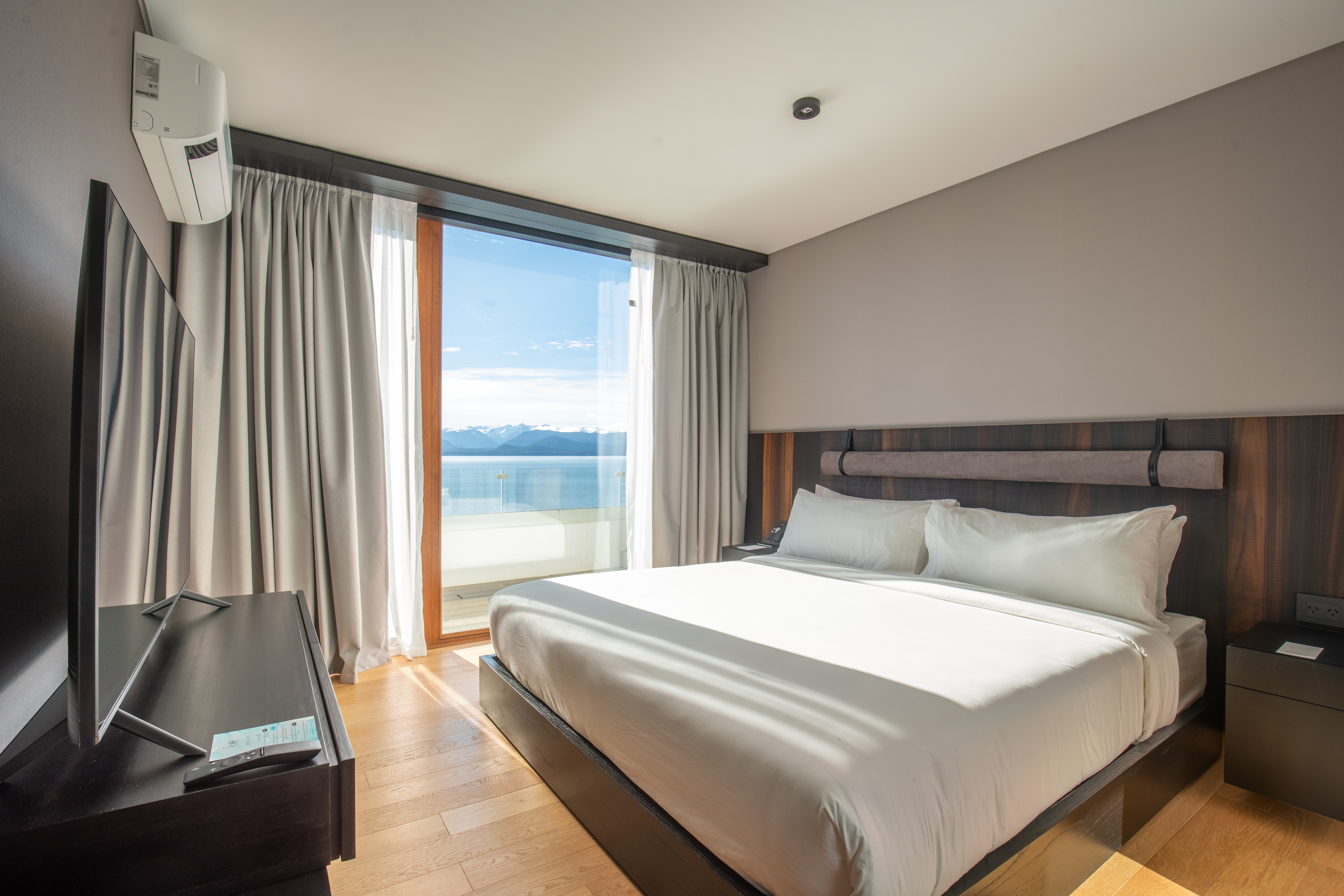 Suite King Size Bed