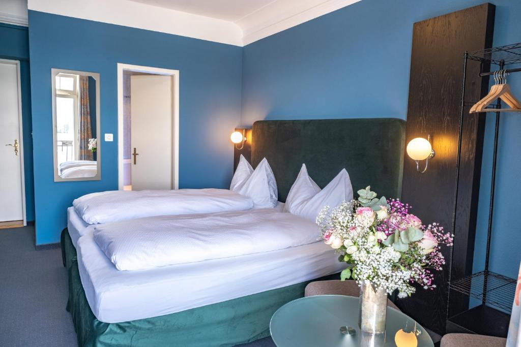 Family Room Lake View