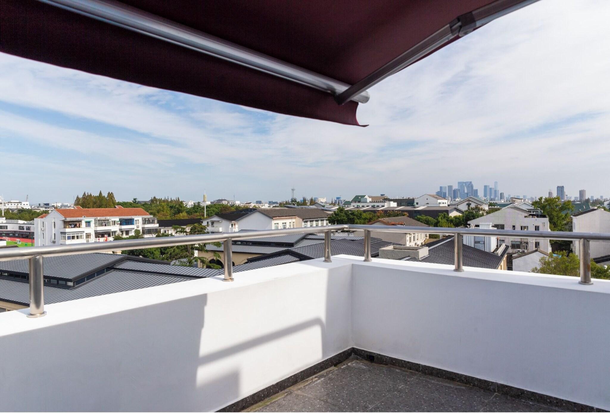 Double City View Queen Bed