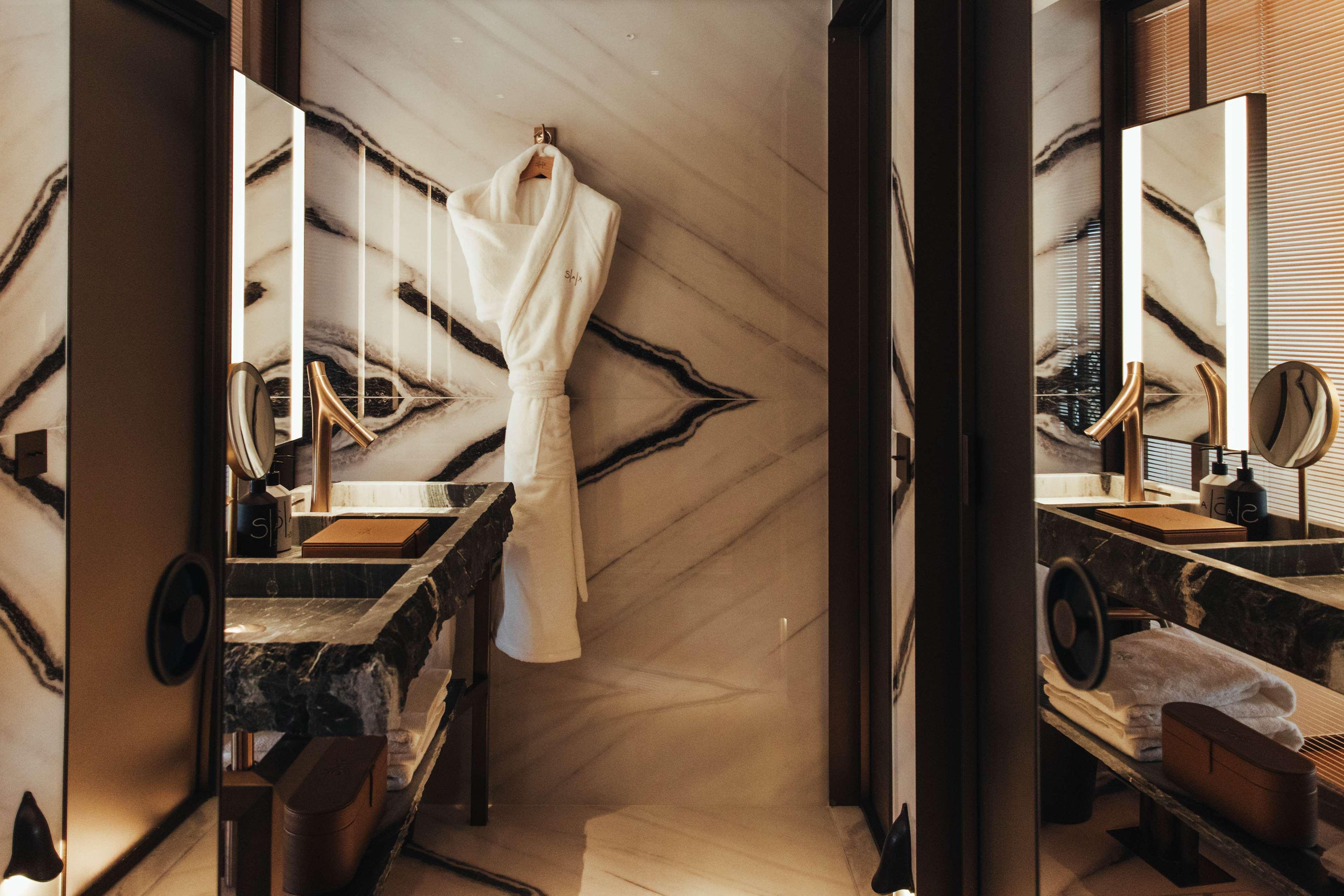 Double Deluxe Queen Bed