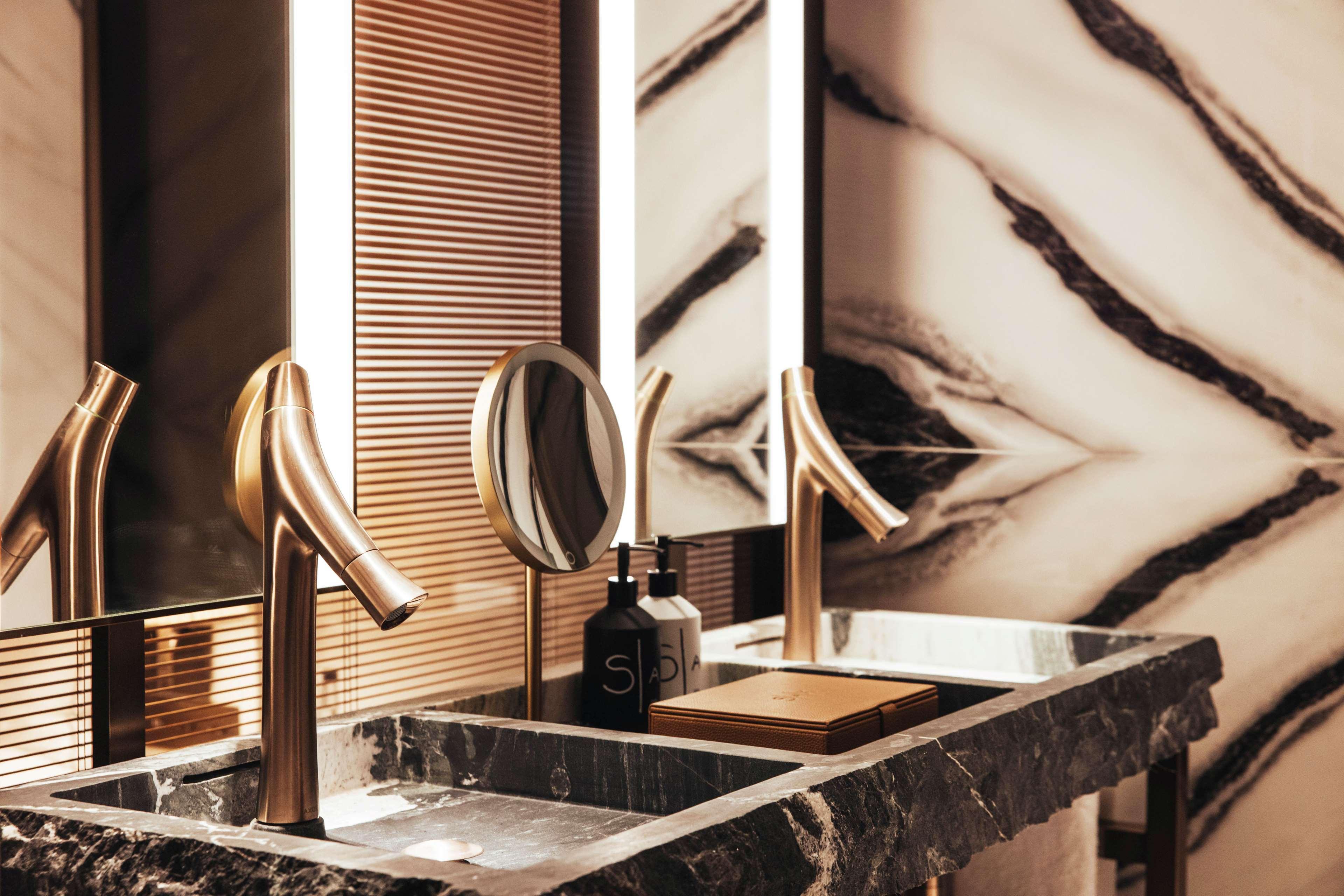 Double Deluxe Queen Bed