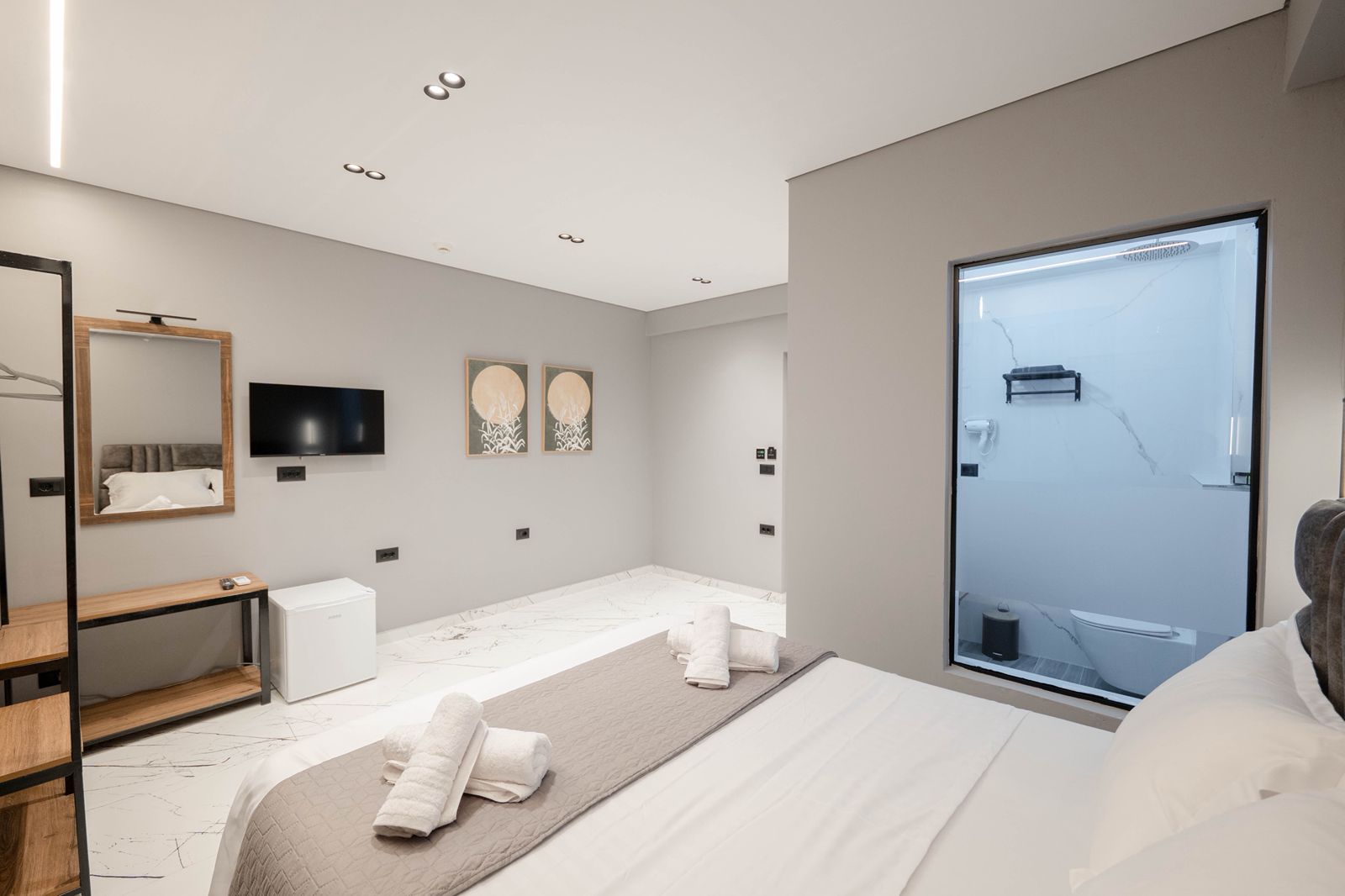 Double Deluxe One Bed