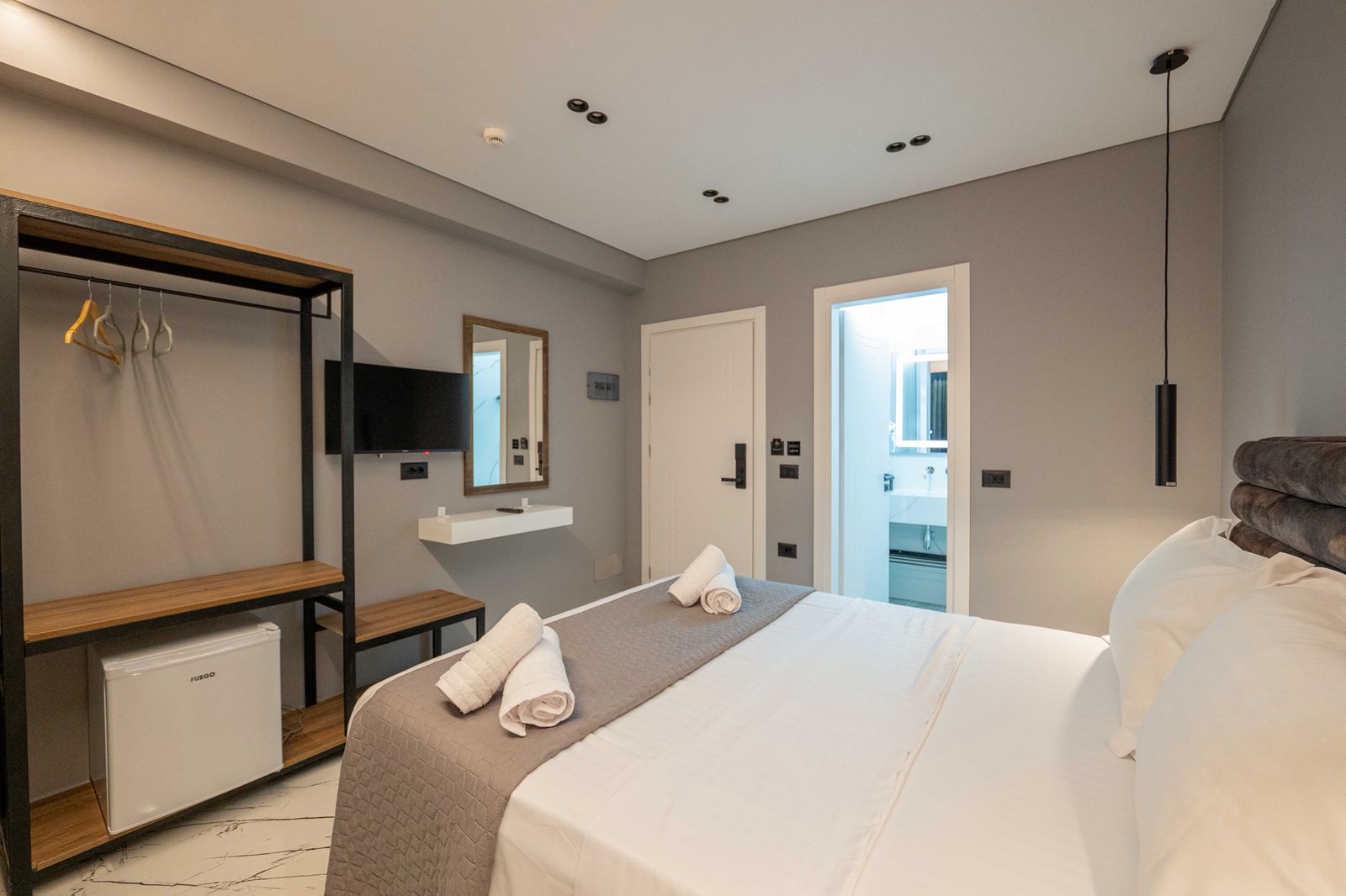 Double Deluxe One Bed