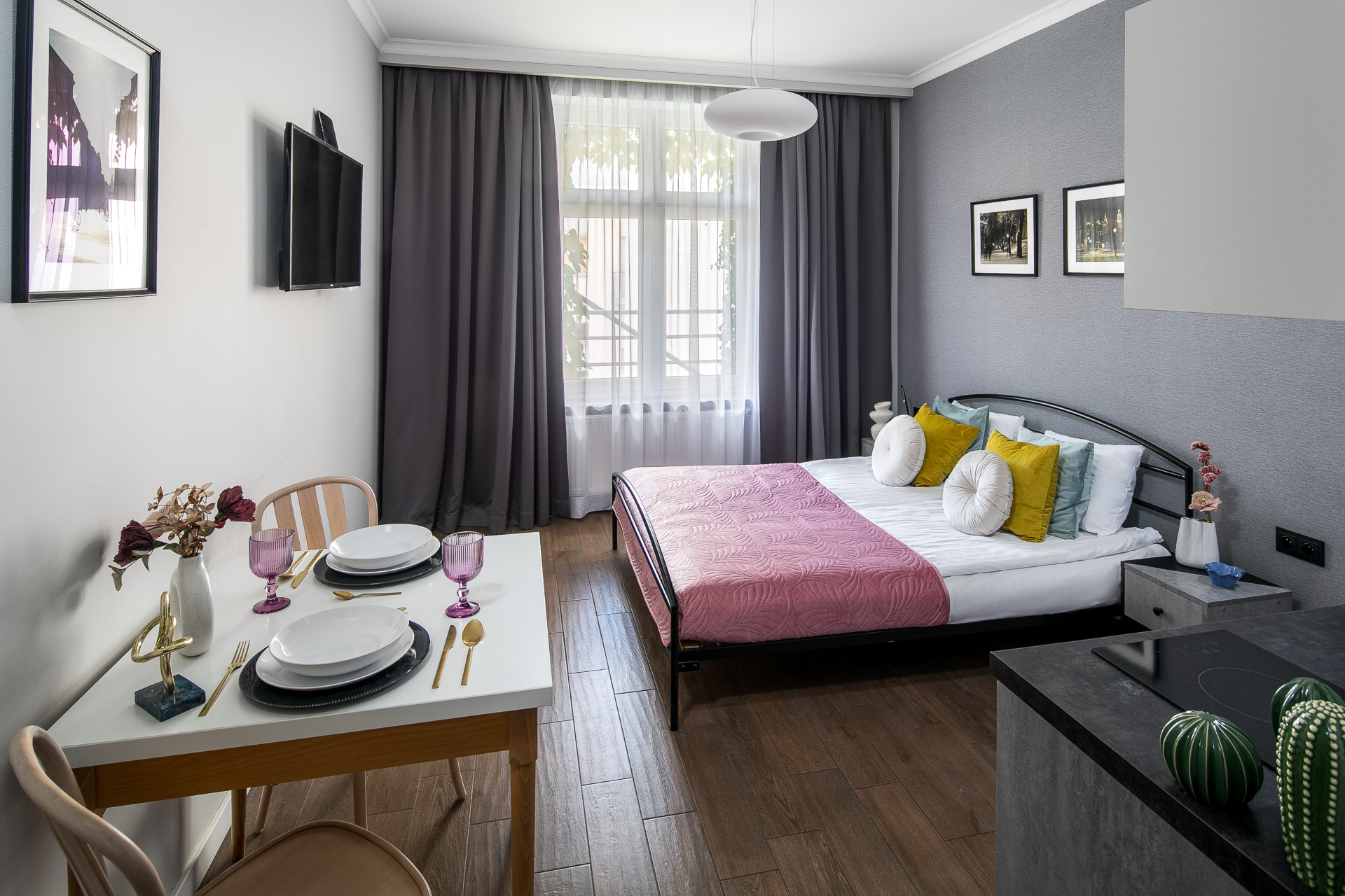 Double Deluxe One Bed