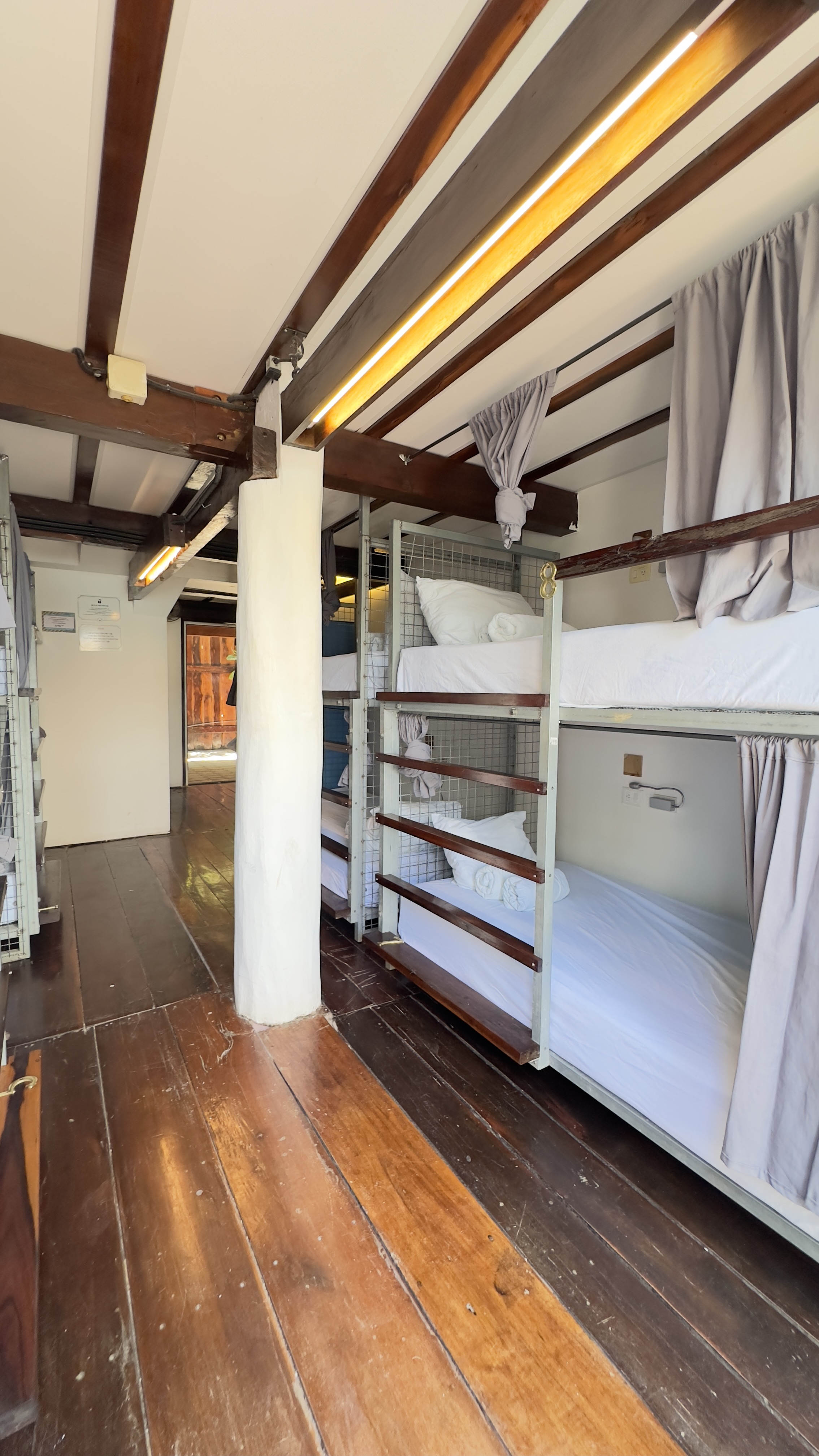 Family Room Capacity 8 with Shared Bathroom