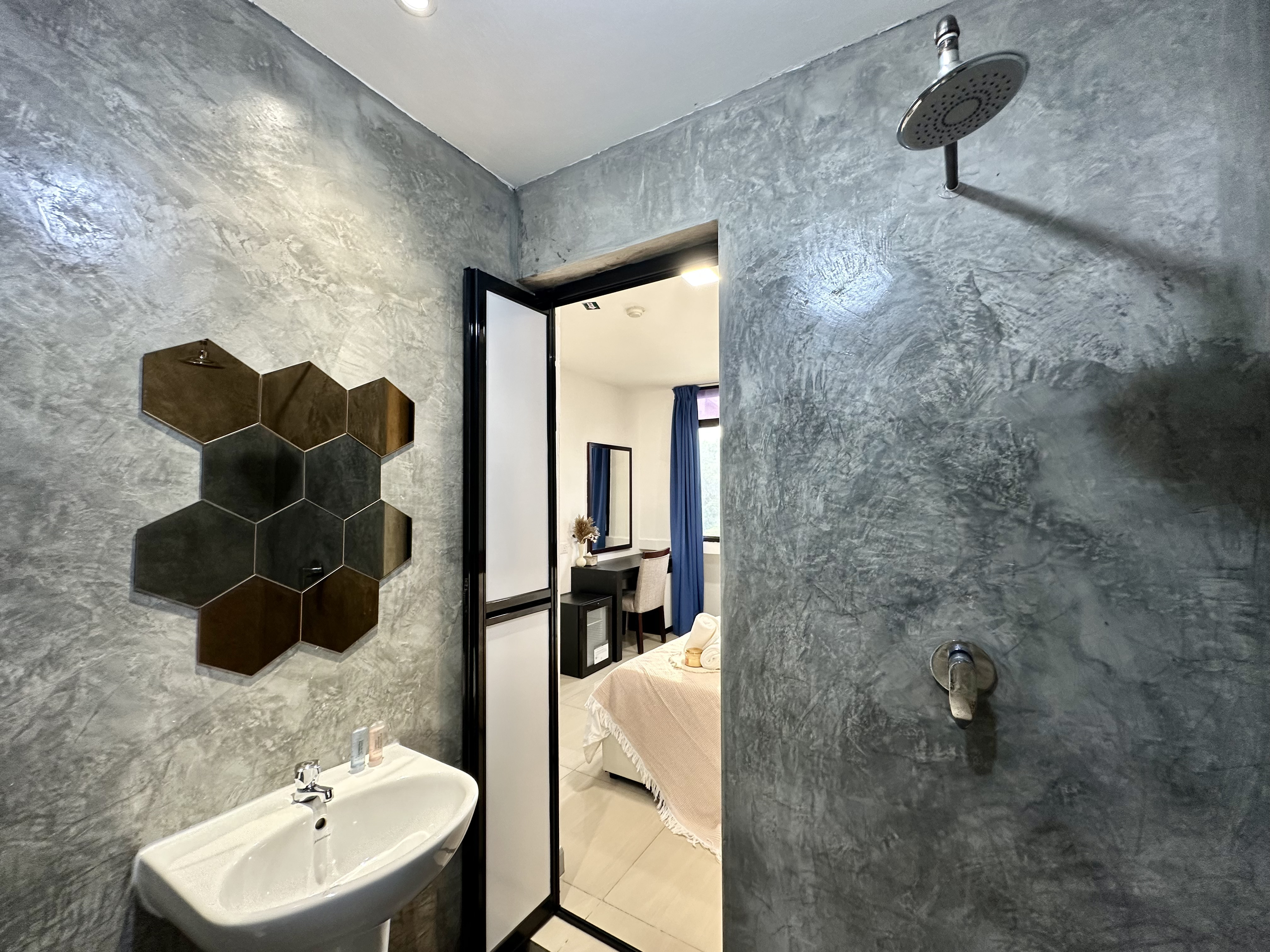 Double Deluxe Queen Bed