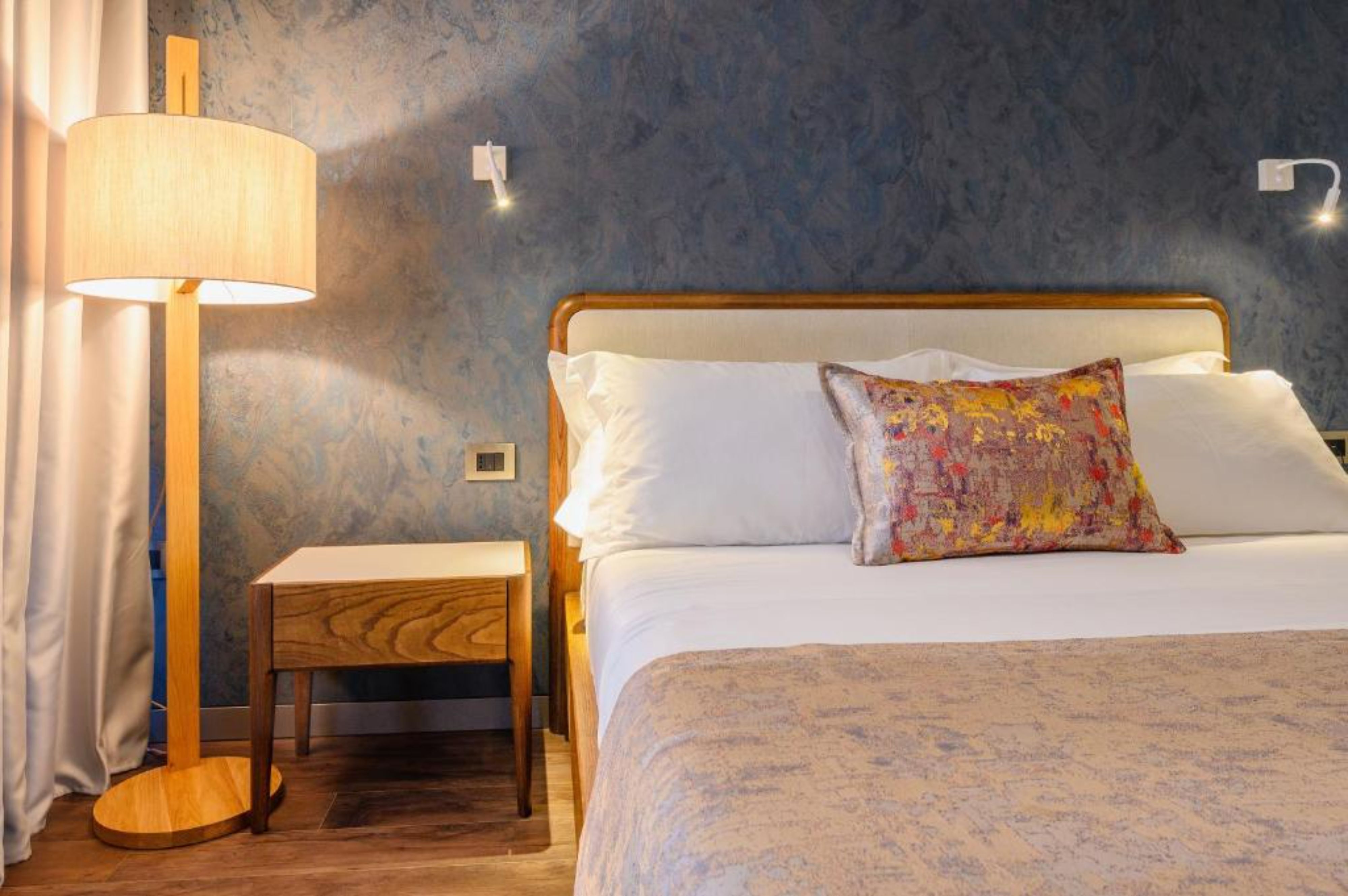 Double Deluxe One Bed