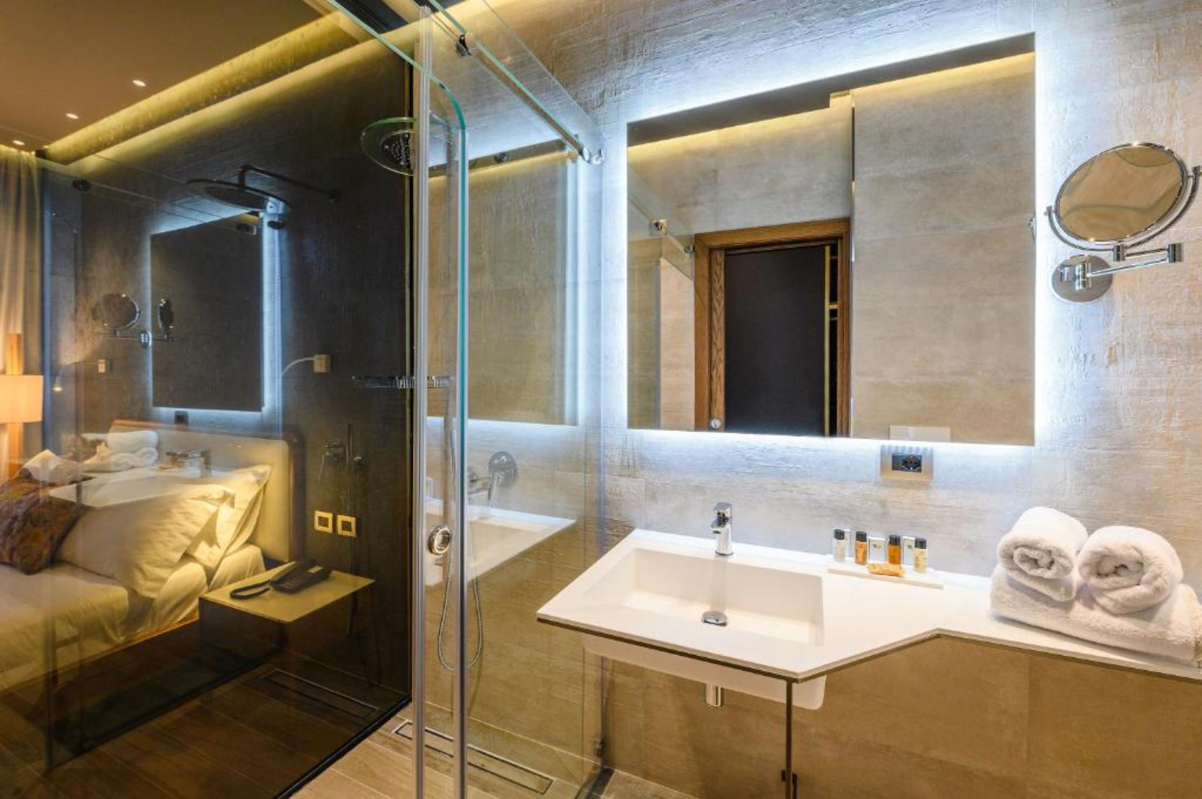 Double Deluxe One Bed