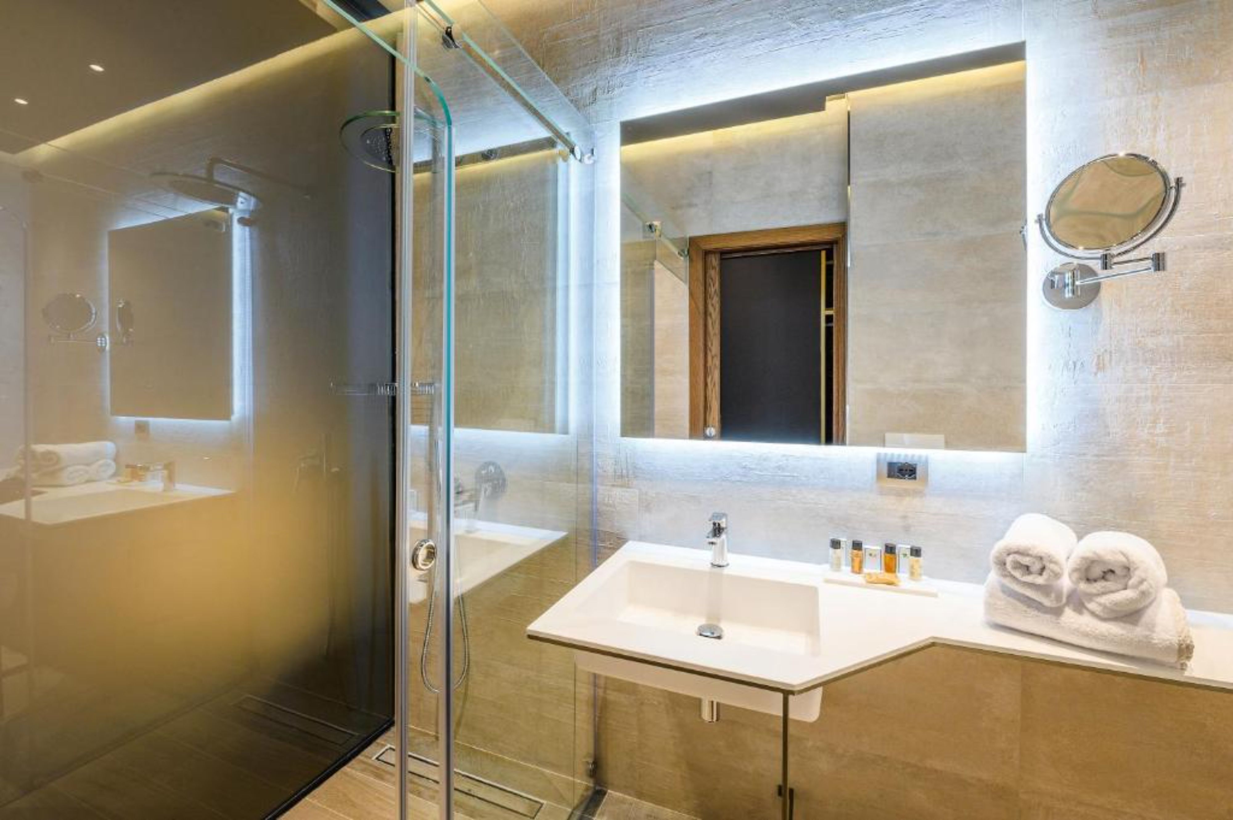 Double Deluxe One Bed