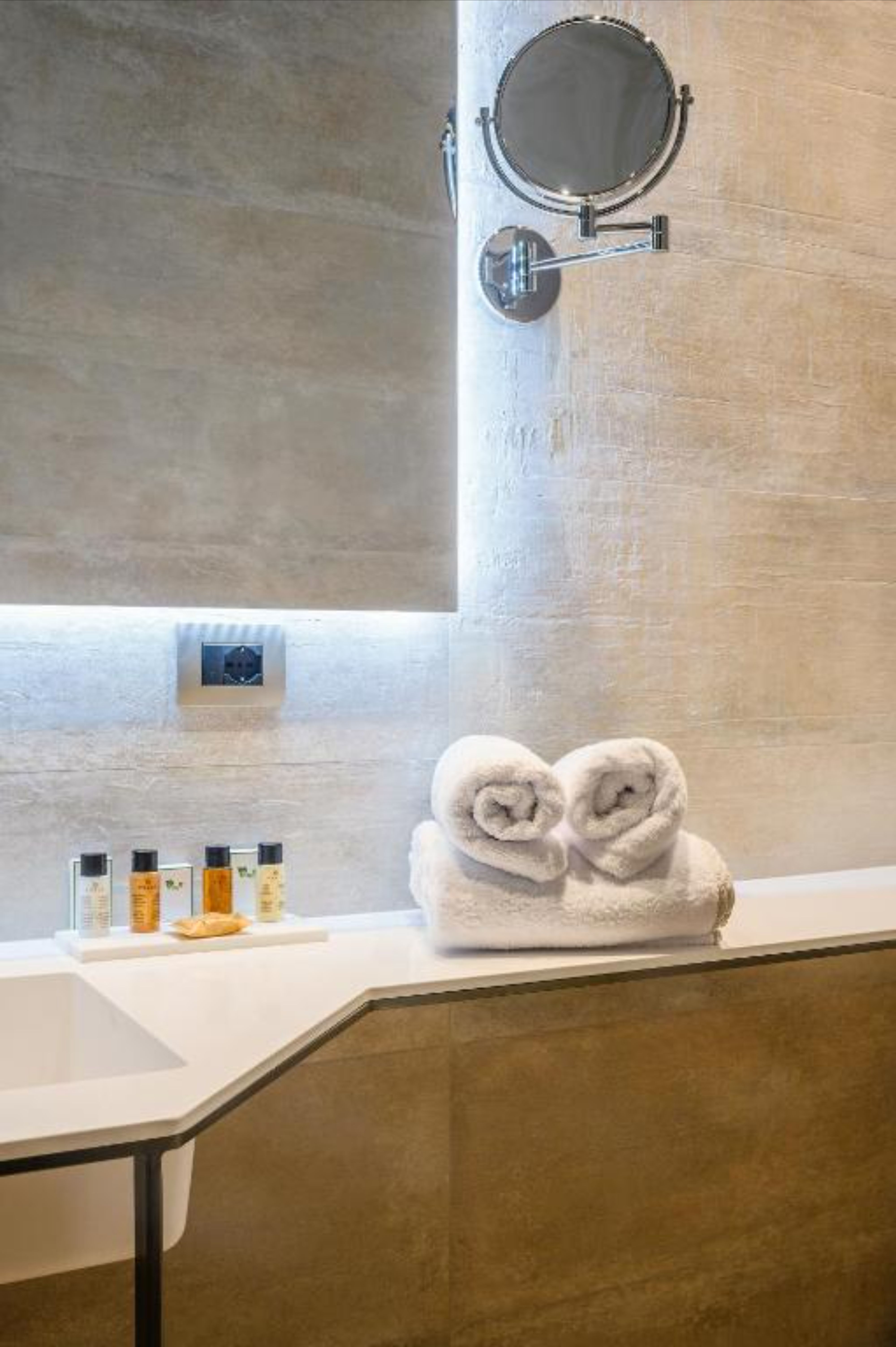 Double Deluxe One Bed