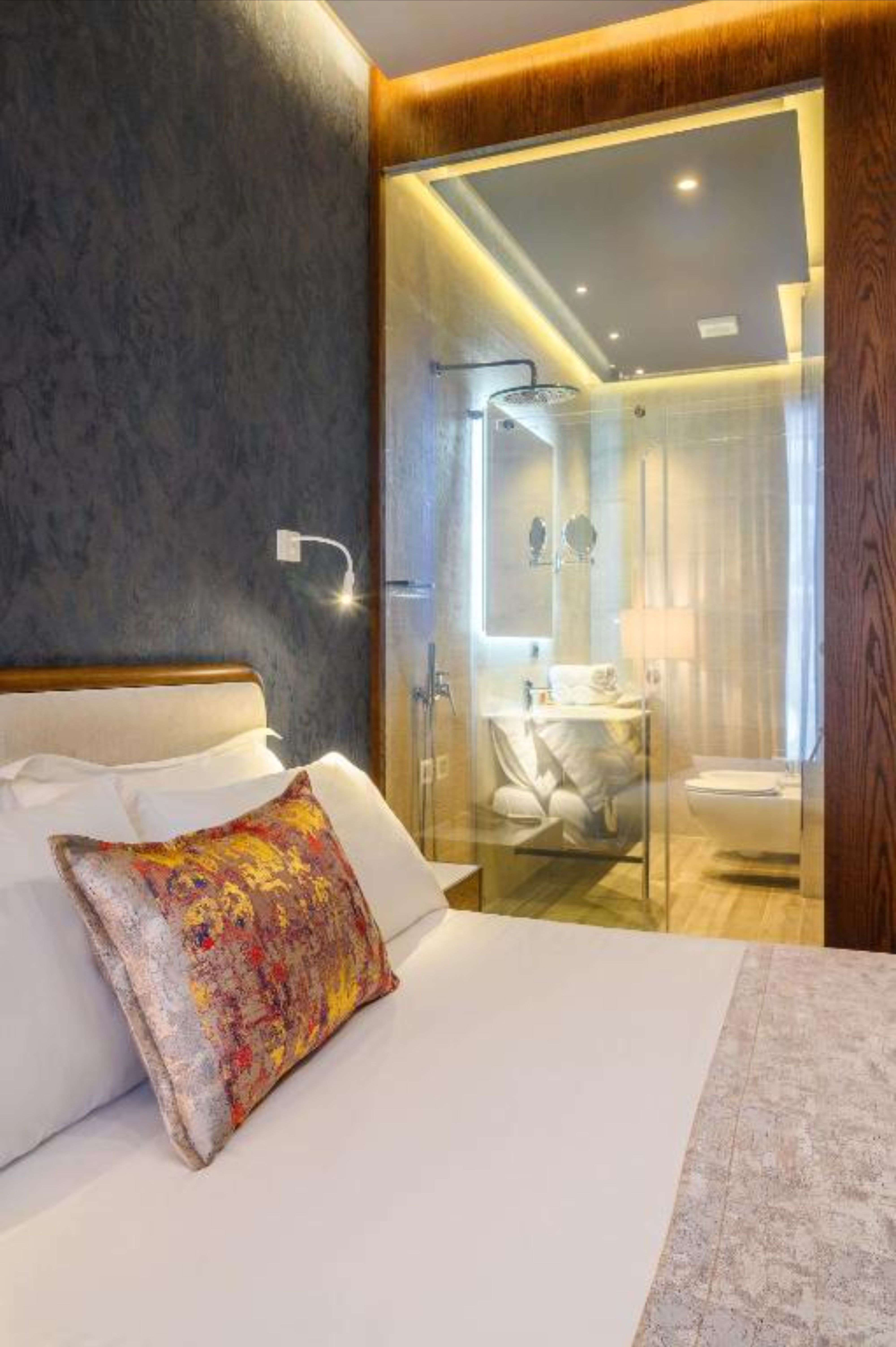 Double Deluxe One Bed