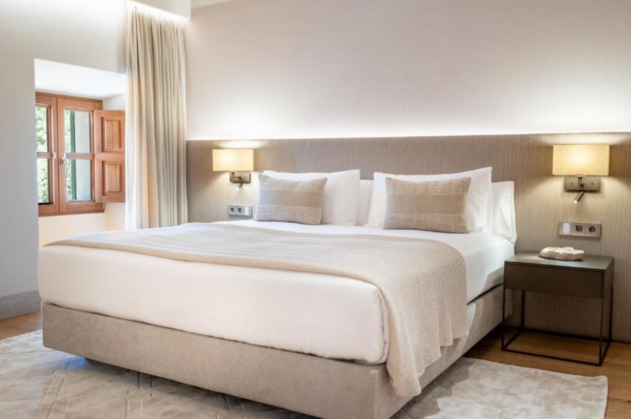 Double Deluxe King Bed