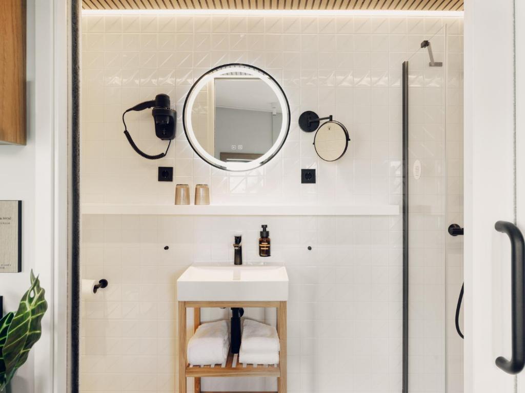 Room Connecting Room