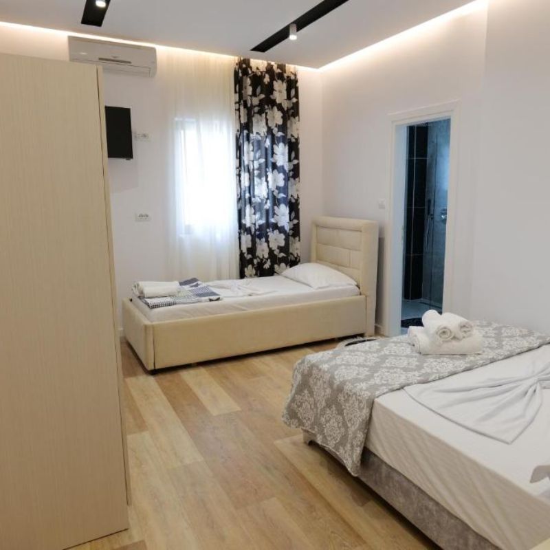 Double Deluxe One Bed