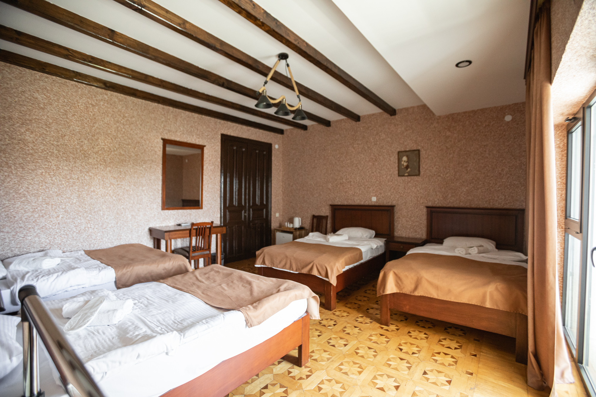 Quadruple Four Bedrooms One Bathroom