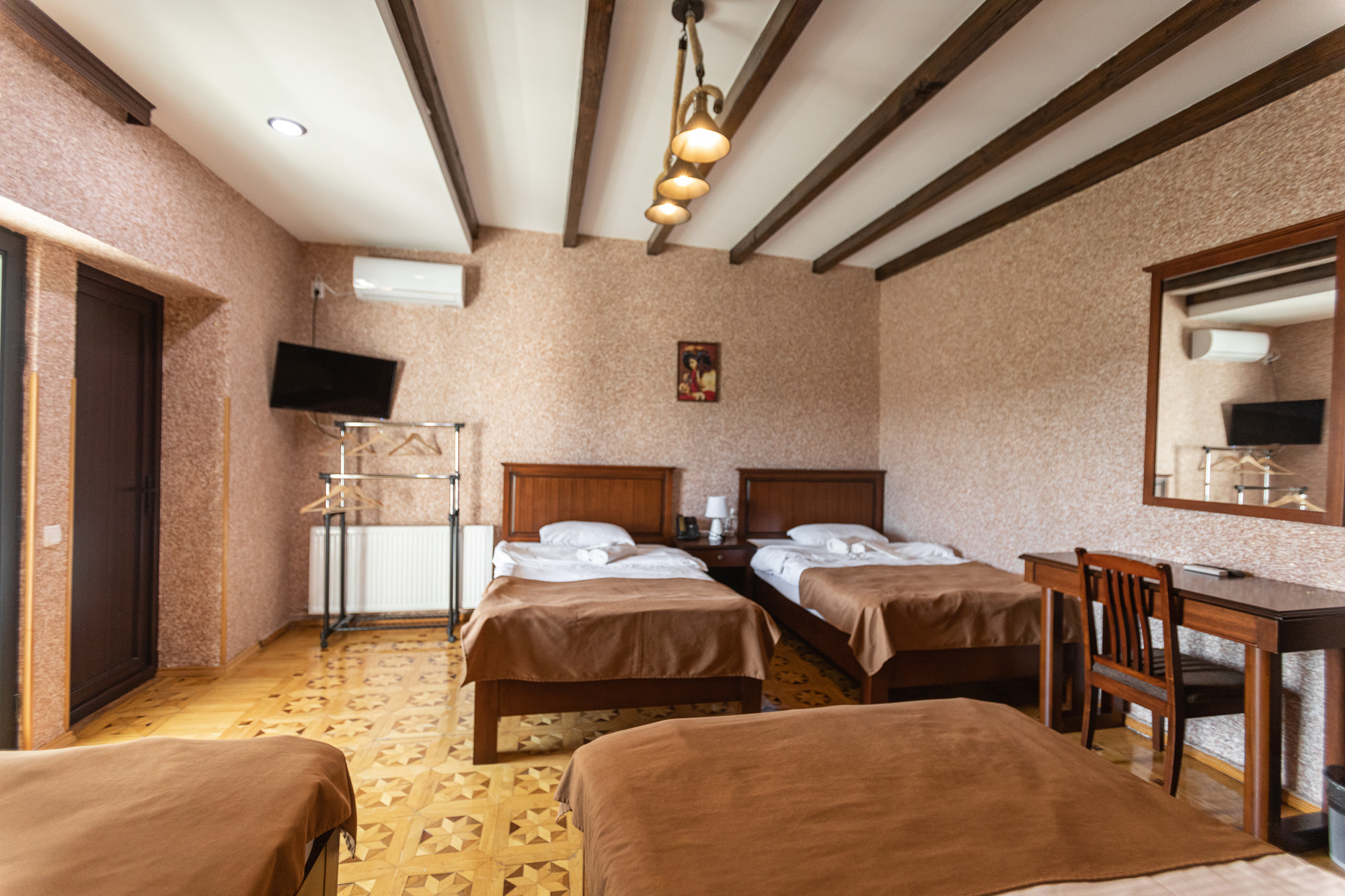 Quadruple Four Bedrooms One Bathroom