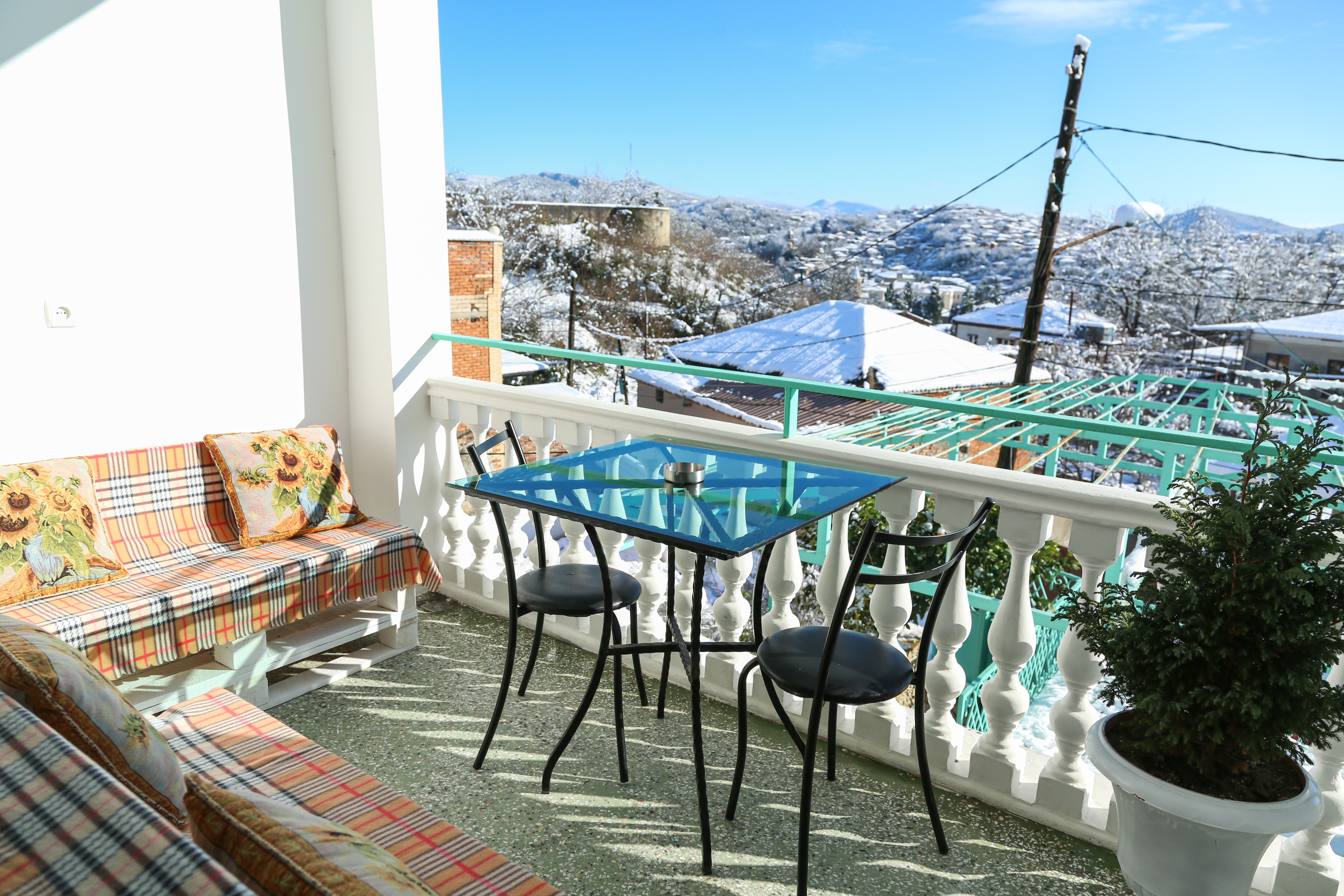 Quadruple Four Bedrooms One Bathroom