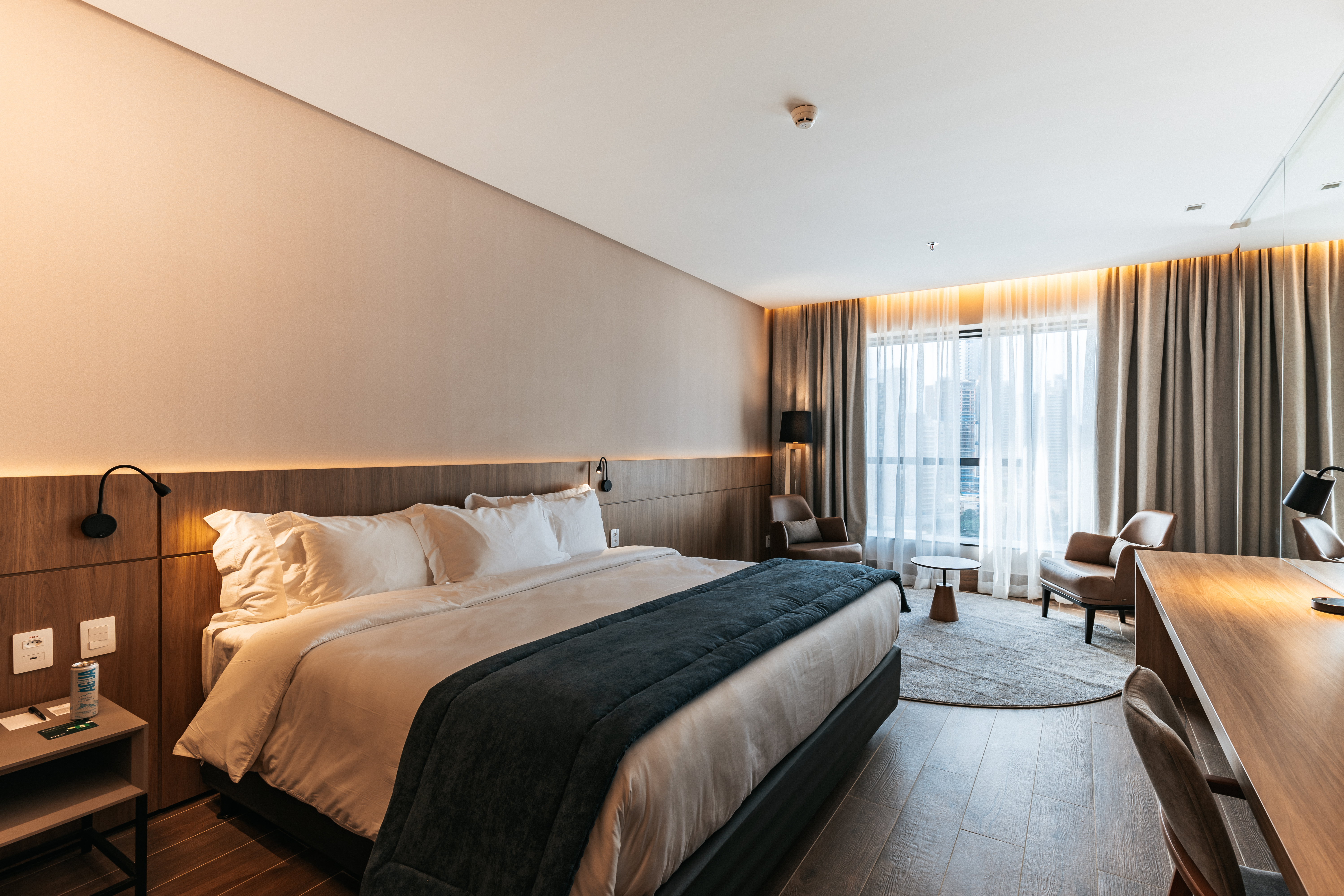 Single Business King Bed