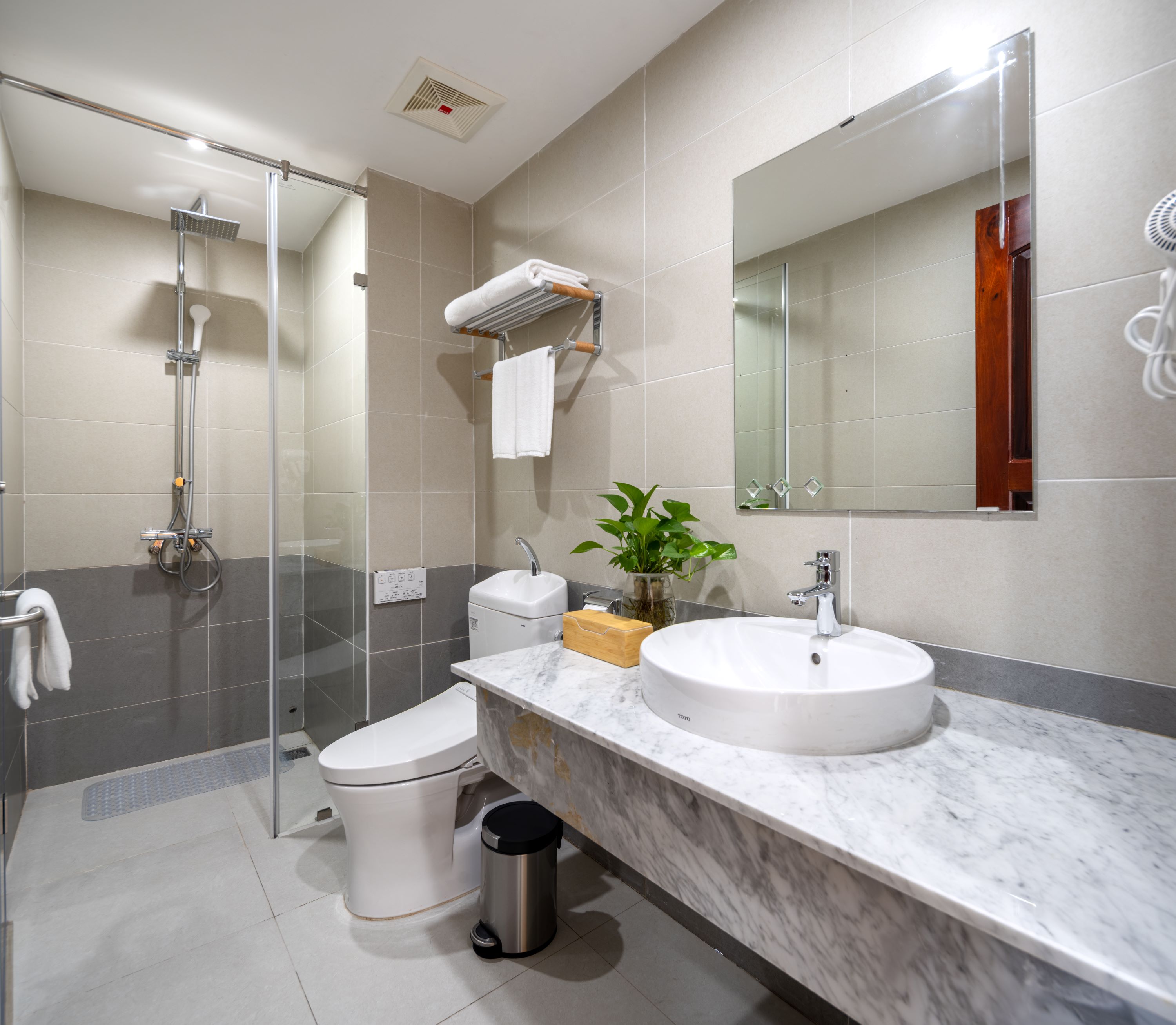 Double Deluxe City View King Bed