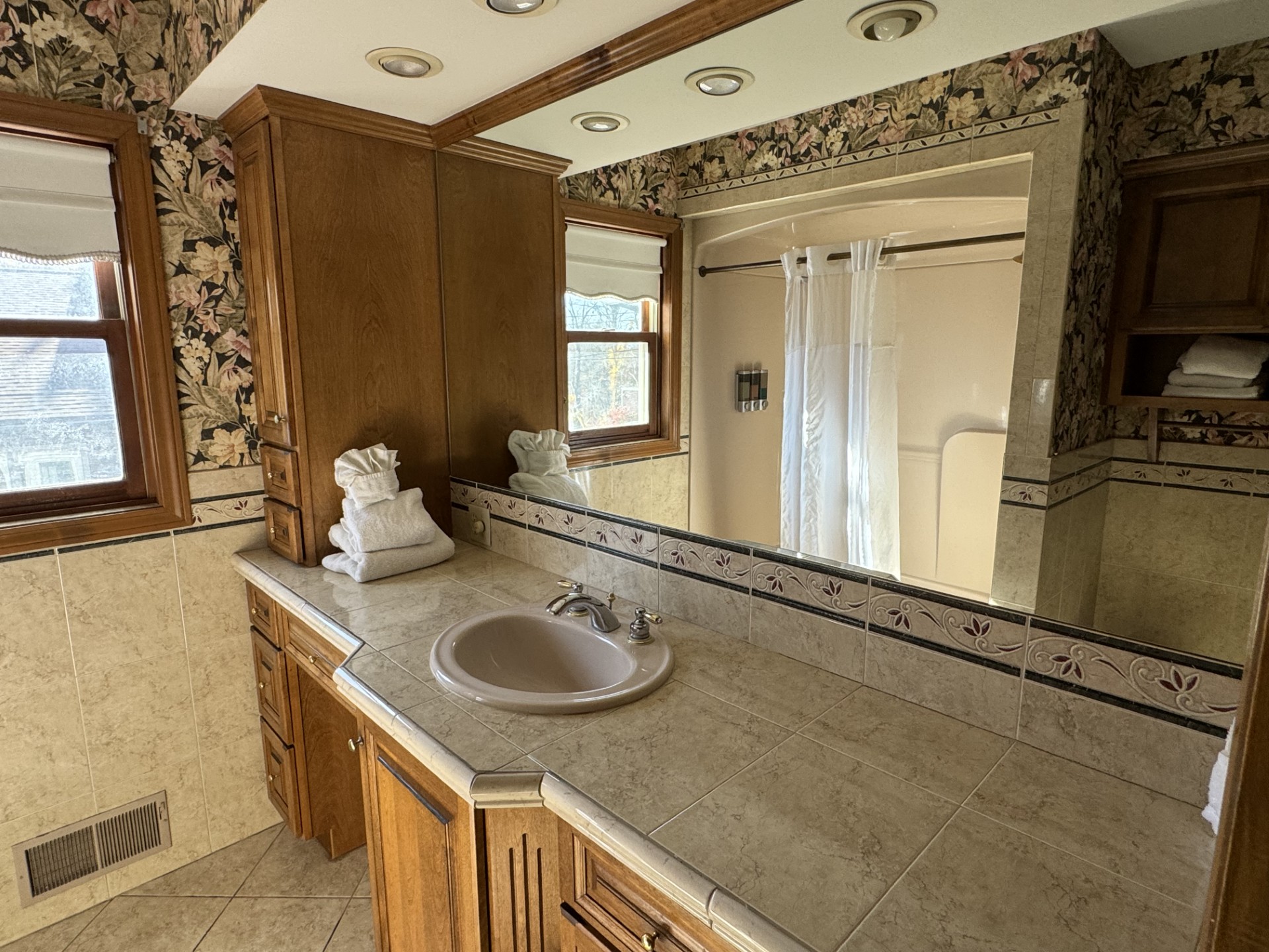 House Capacity 9 Four Bedrooms