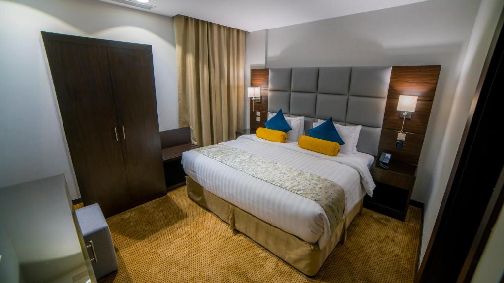 Single Deluxe King Bed