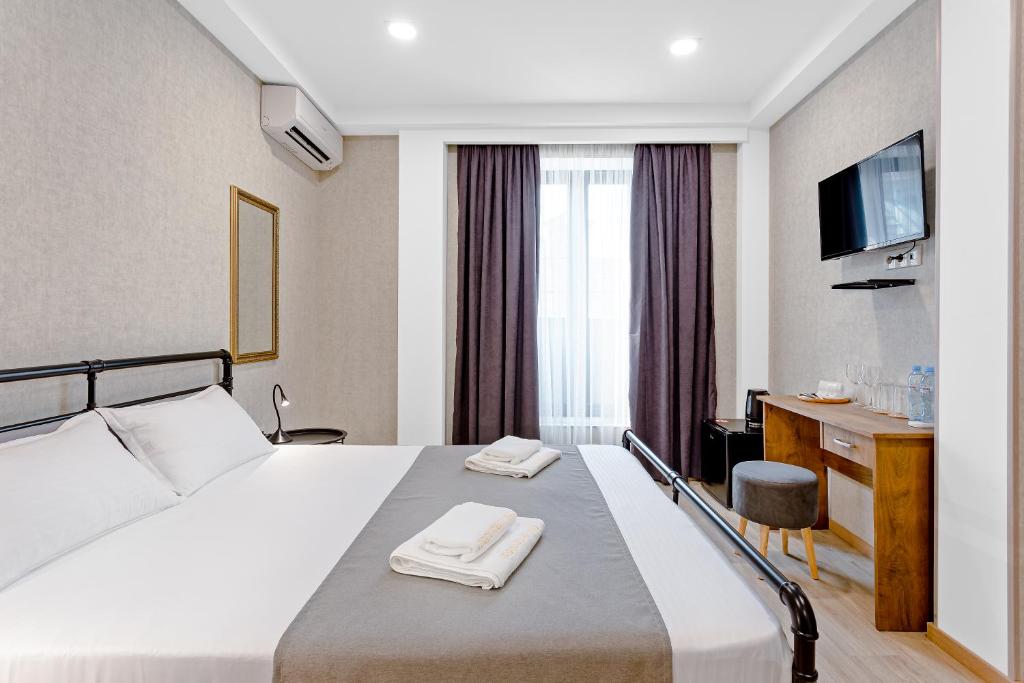 Double Classic Queen Bed