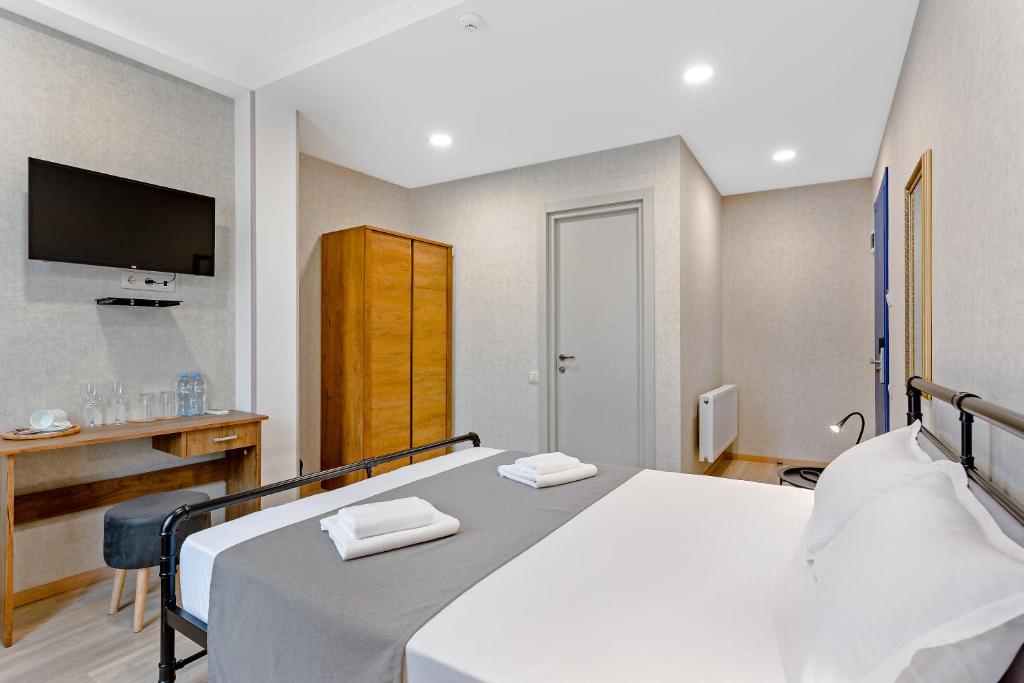 Double Classic Queen Bed