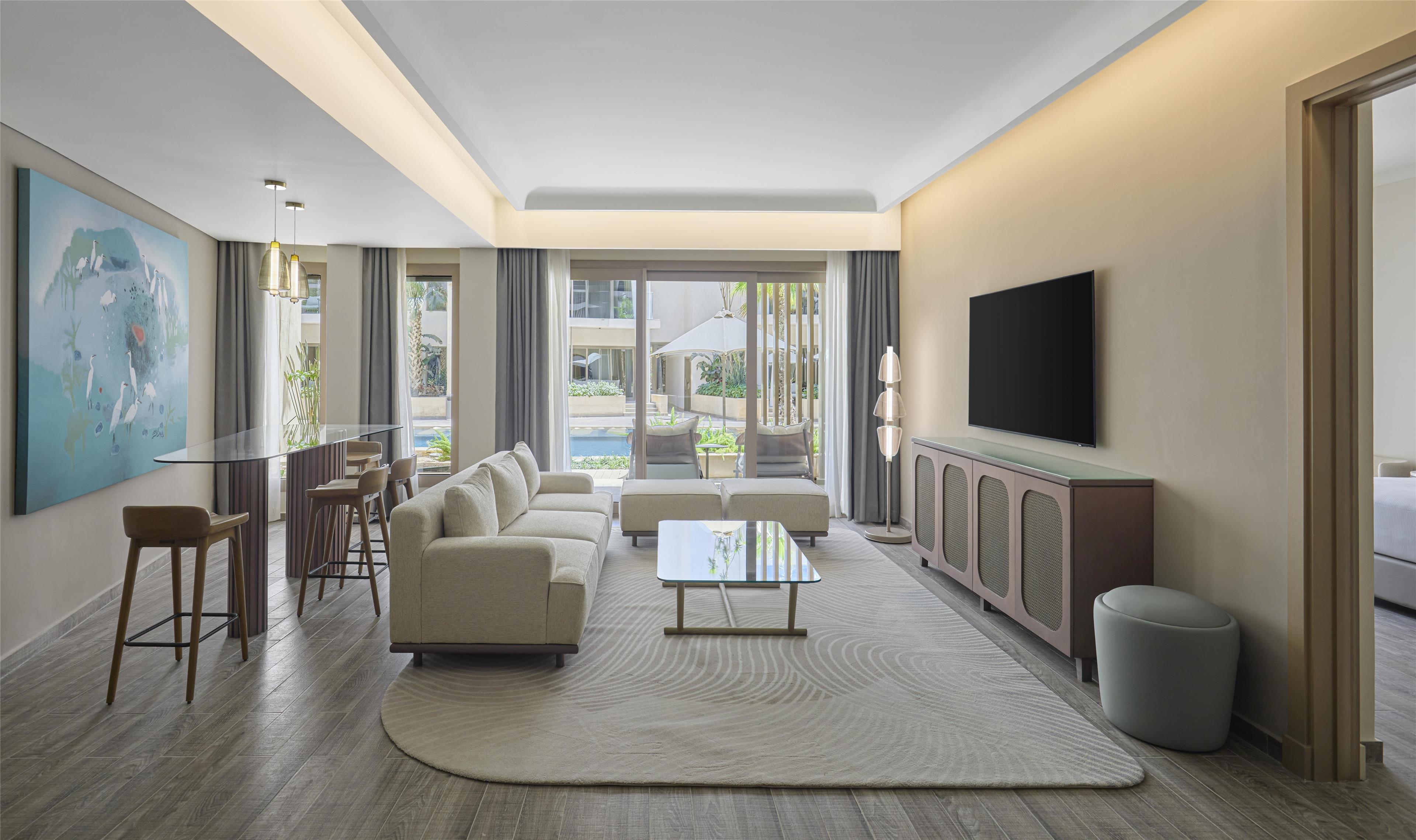 Suite Pool View King Bed