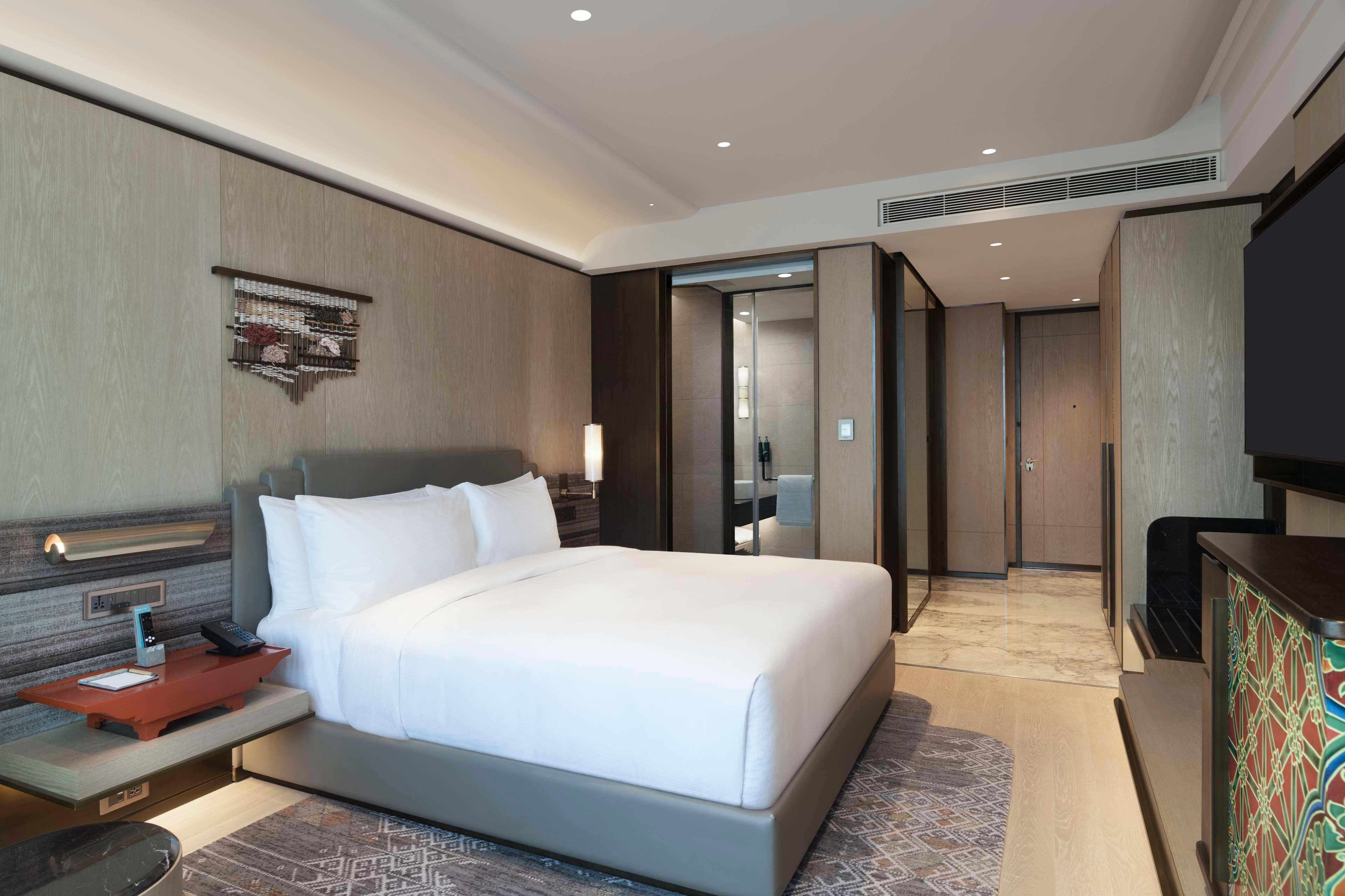 Double Deluxe King Bed