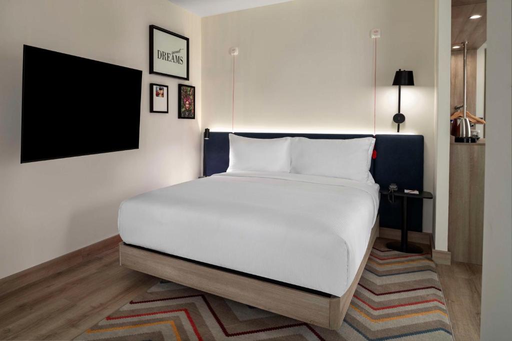 Double or Twin King Bed Smoking