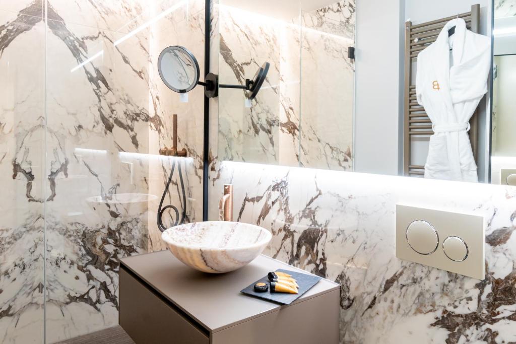 Double Queen Size Bed