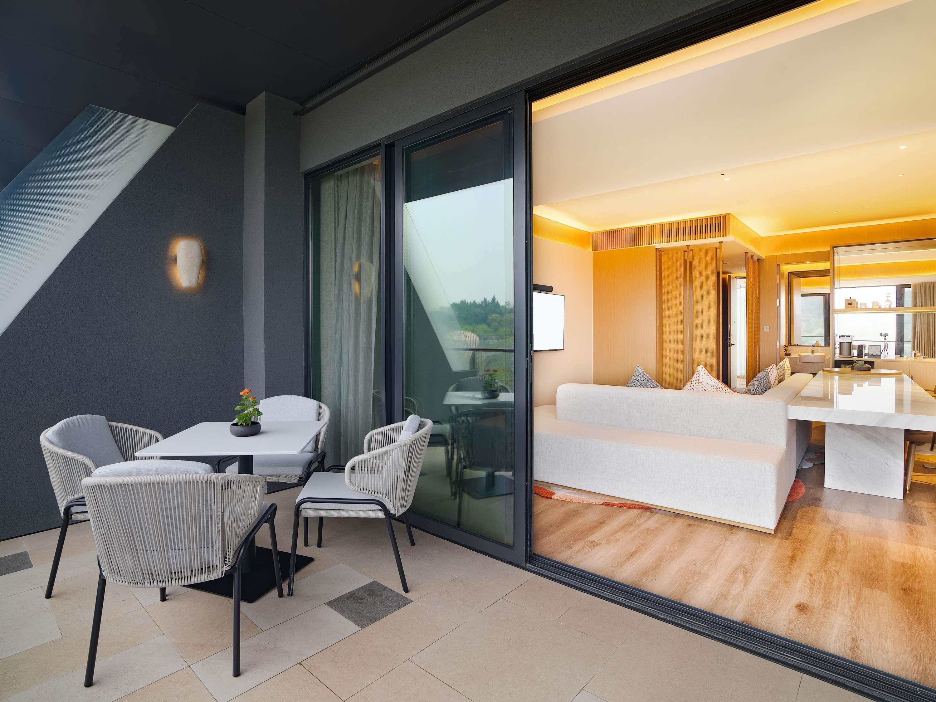 Suite Deluxe King Bed