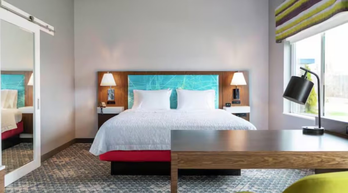 Studio Accessible King Size Bed