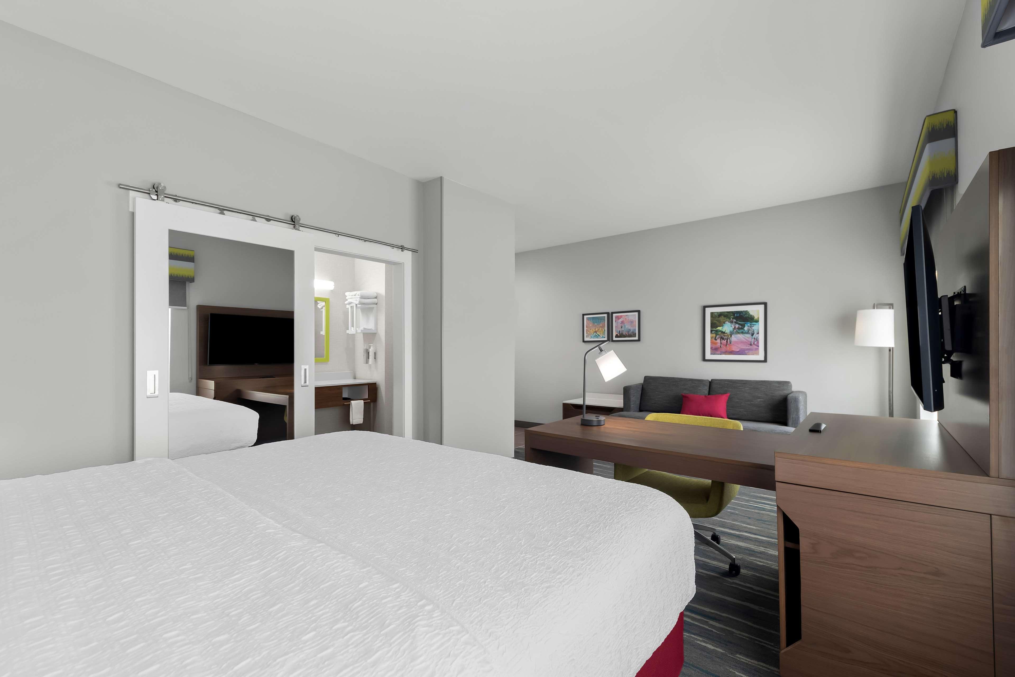 Studio Accessible King Size Bed