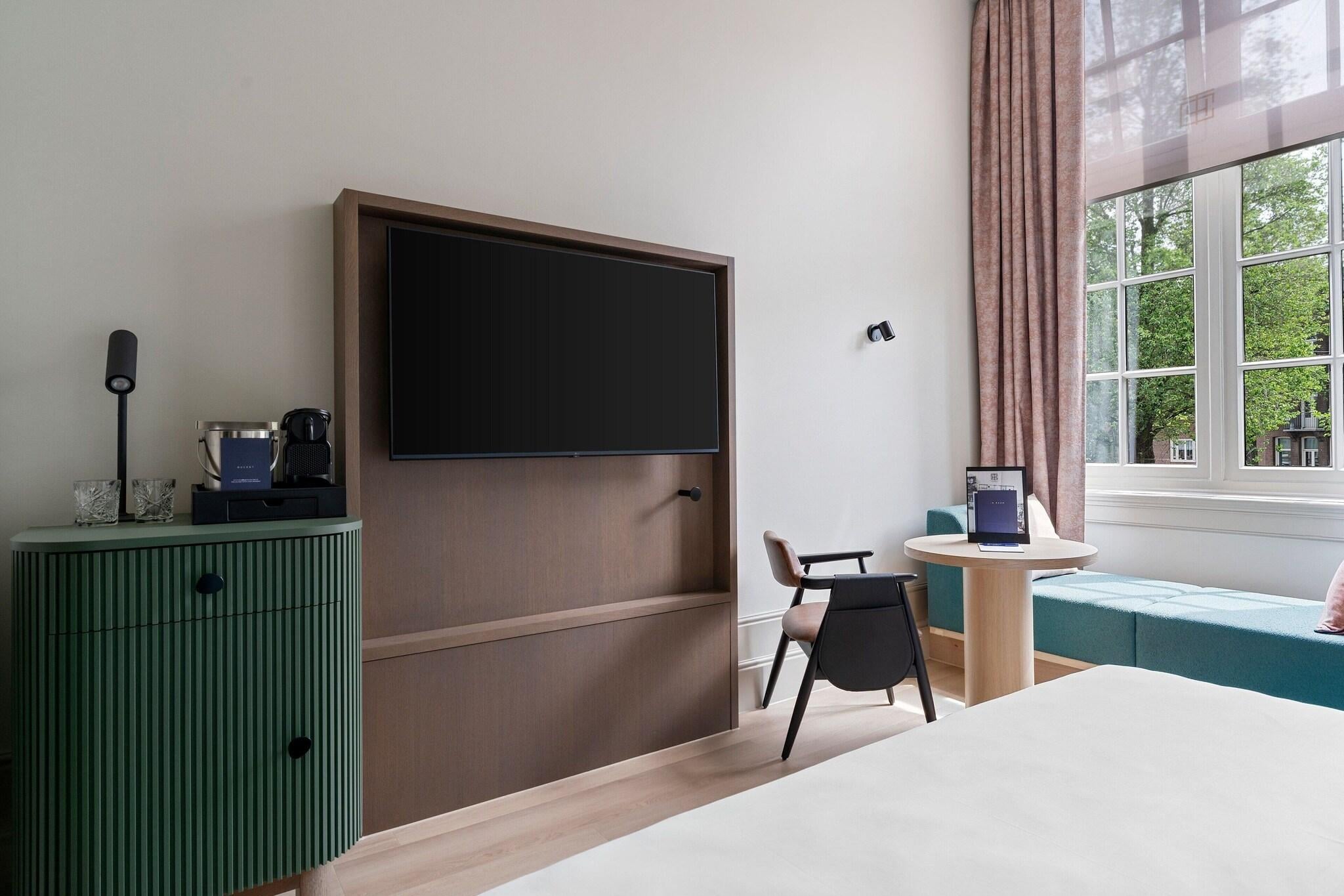 Double Deluxe Queen Bed